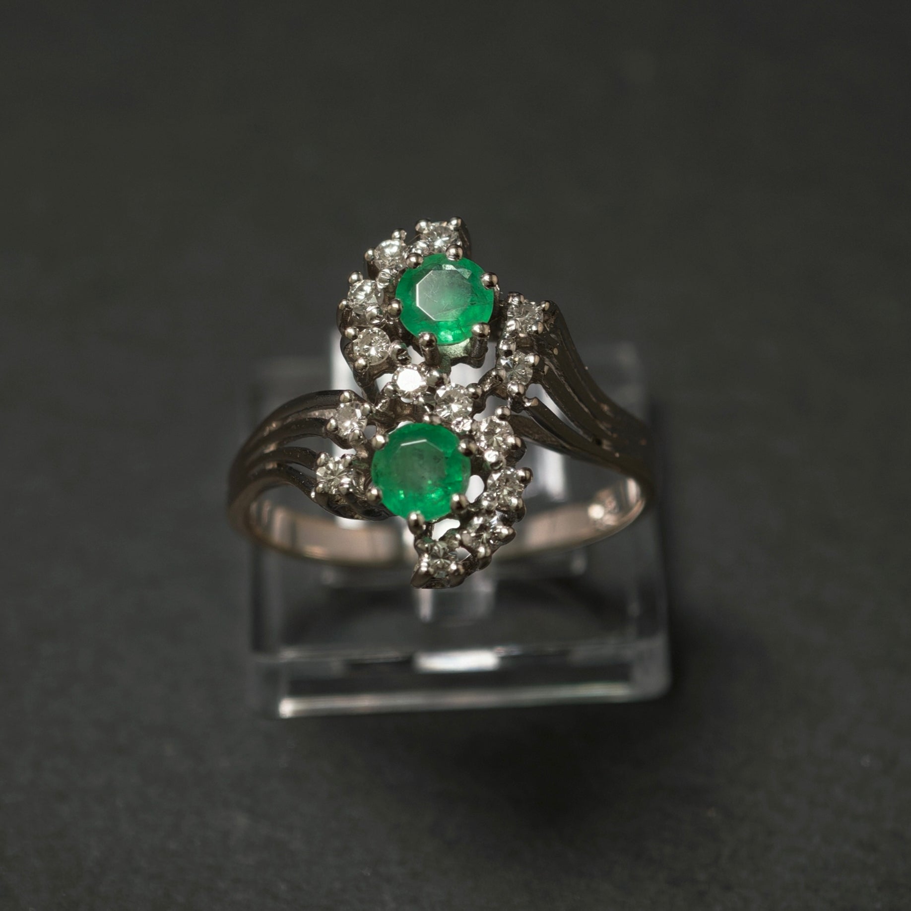 Smaragdring 585/- Weißgold mit 2 Smaragden und 14 Diamanten