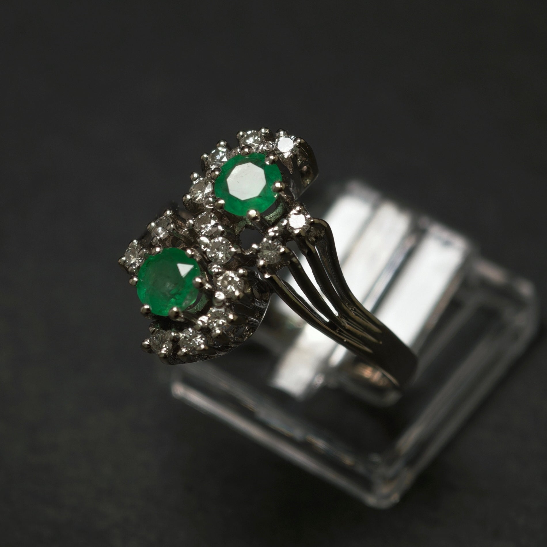 Smaragdring 585/- Weißgold mit 2 Smaragden und 14 Diamanten