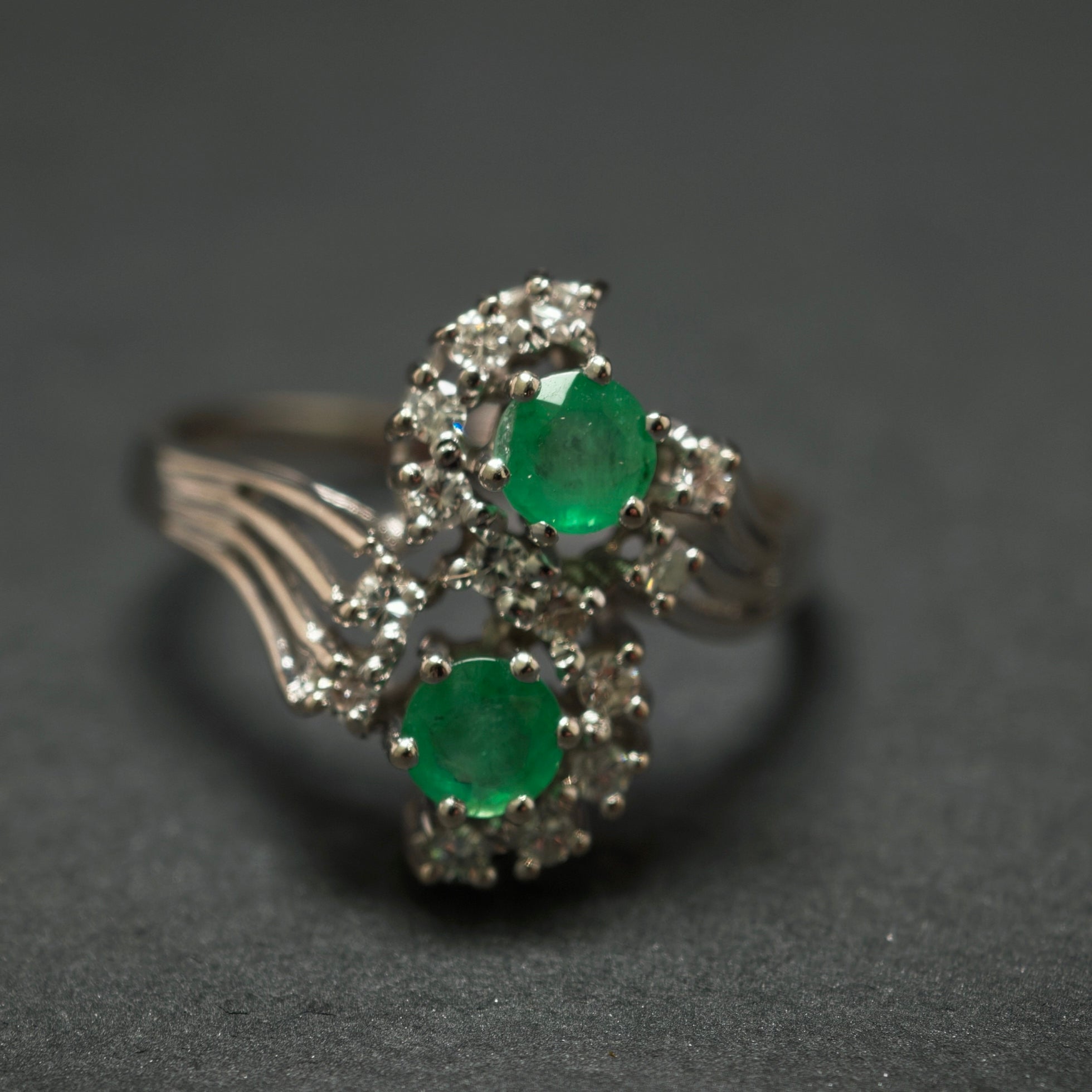 Smaragdring 585/- Weißgold mit 2 Smaragden und 14 Diamanten