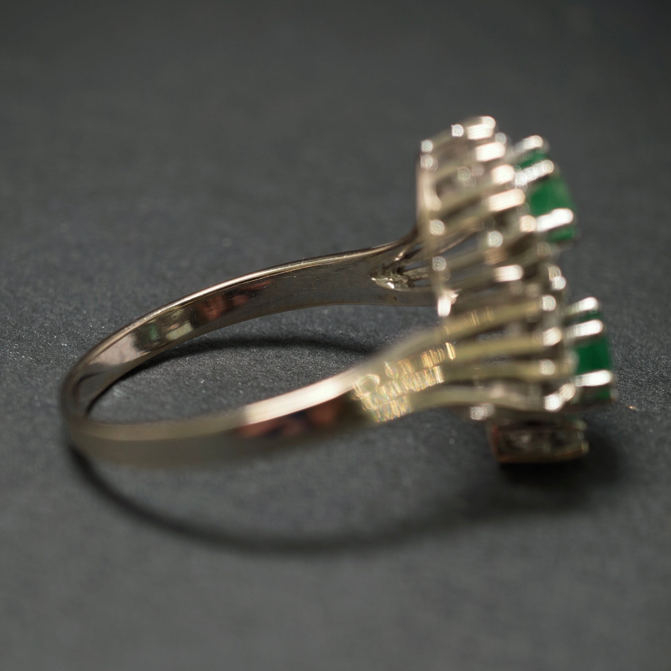 Smaragdring 585/- Weißgold mit 2 Smaragden und 14 Diamanten