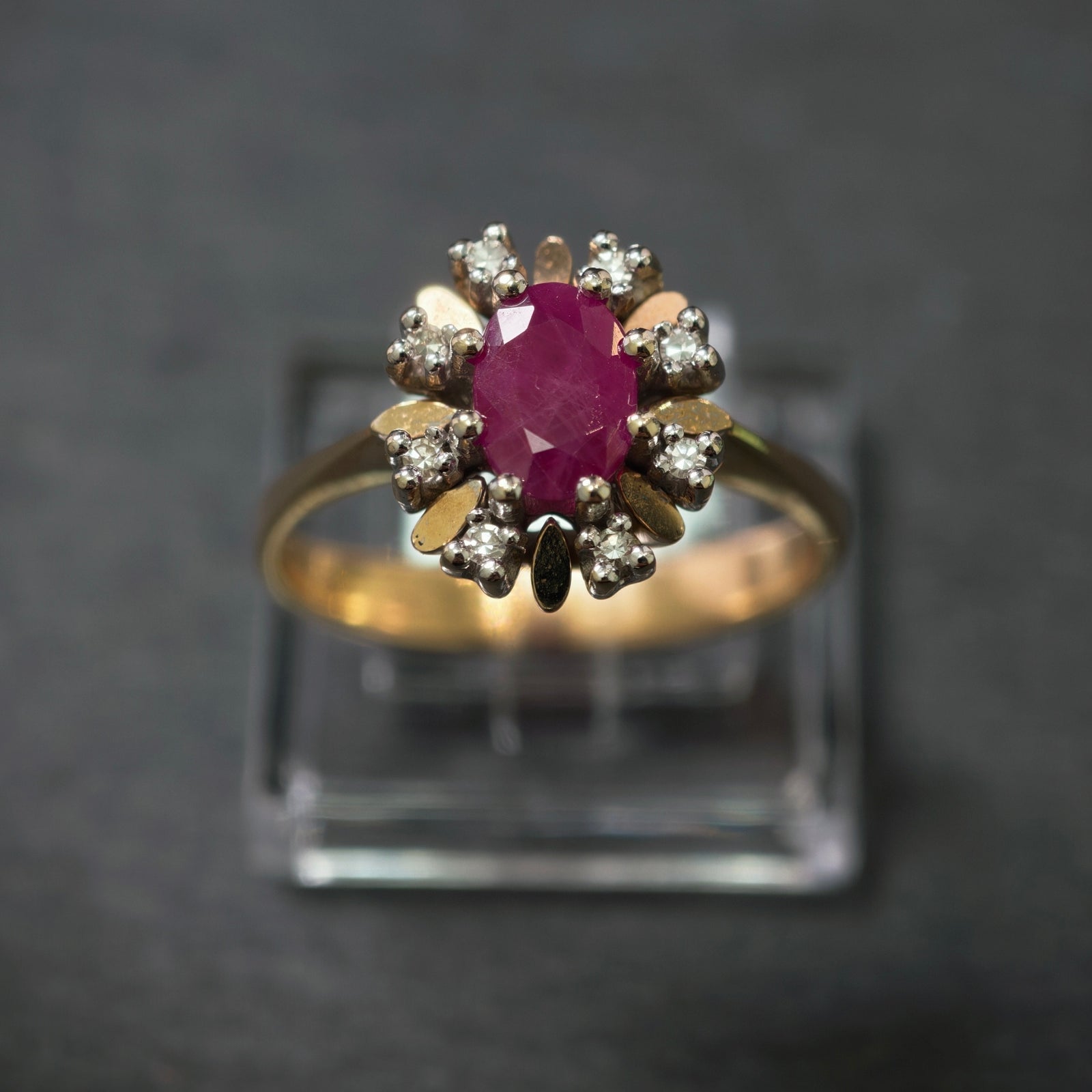 Rubinring 585/- Gelb- und Weißgold mit 1 Rubin und 8 Diamanten