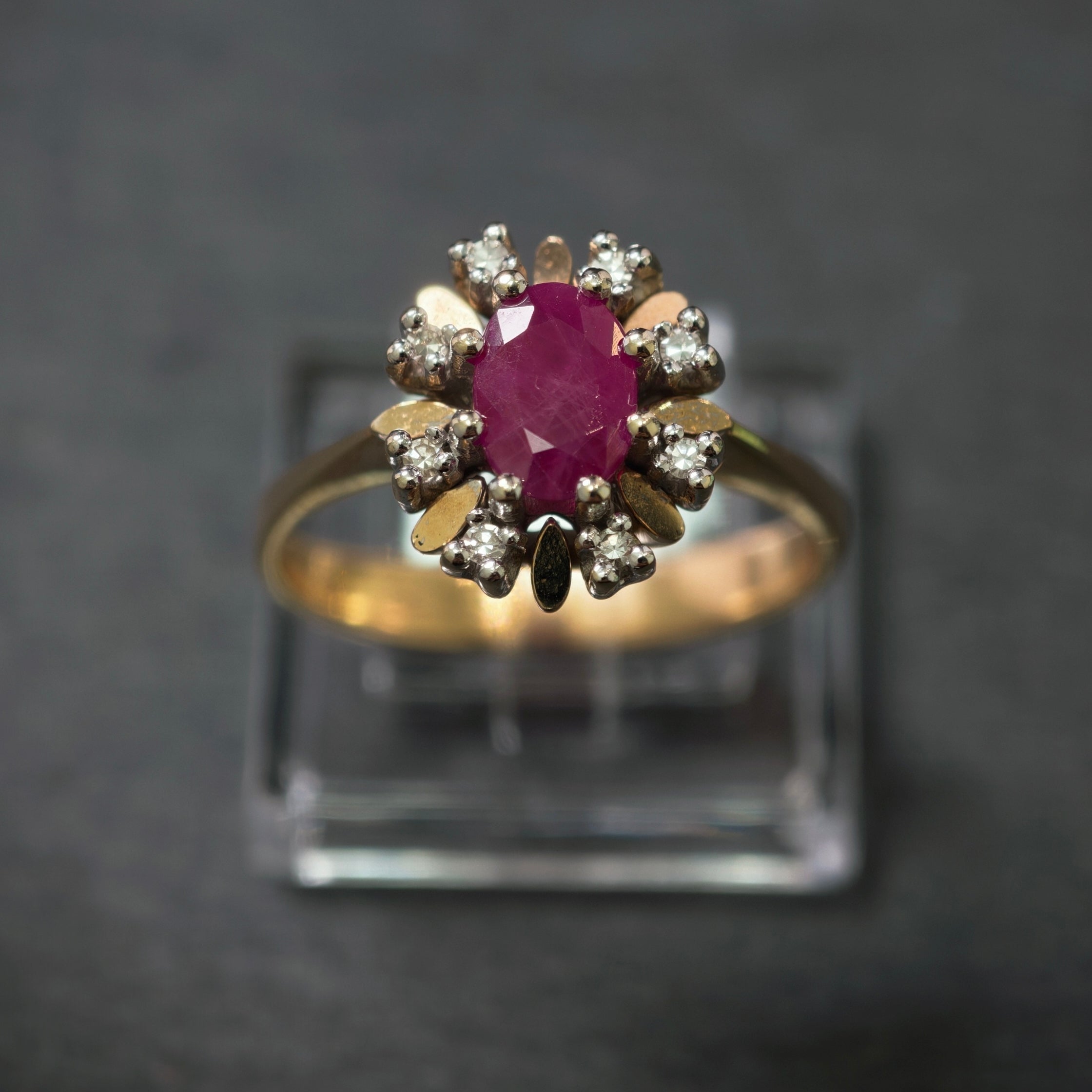 Rubinring 585/- Gelb- und Weißgold mit 1 Rubin und 8 Diamanten