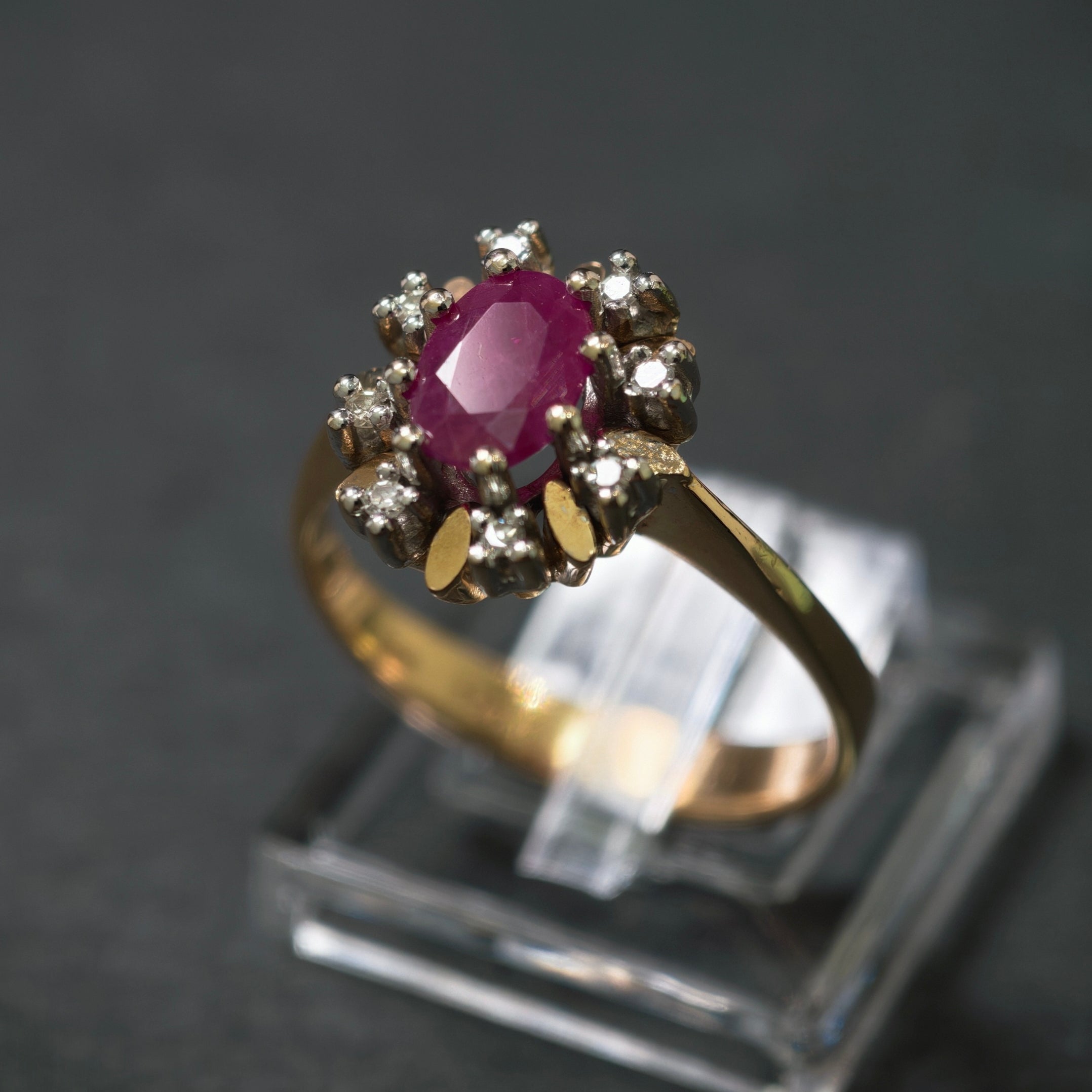 Rubinring 585/- Gelb- und Weißgold mit 1 Rubin und 8 Diamanten
