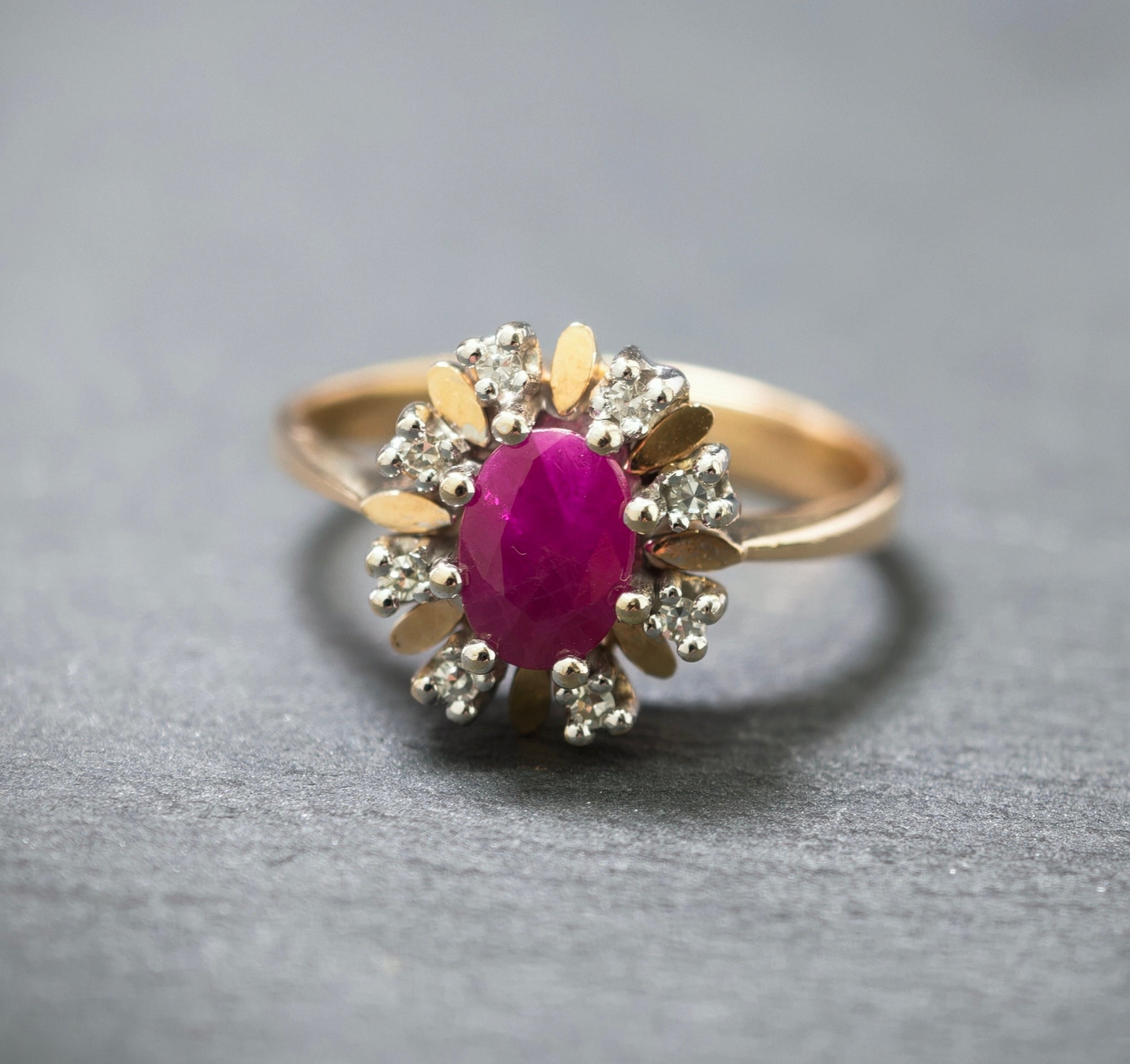 Rubinring 585/- Gelb- und Weißgold mit 1 Rubin und 8 Diamanten