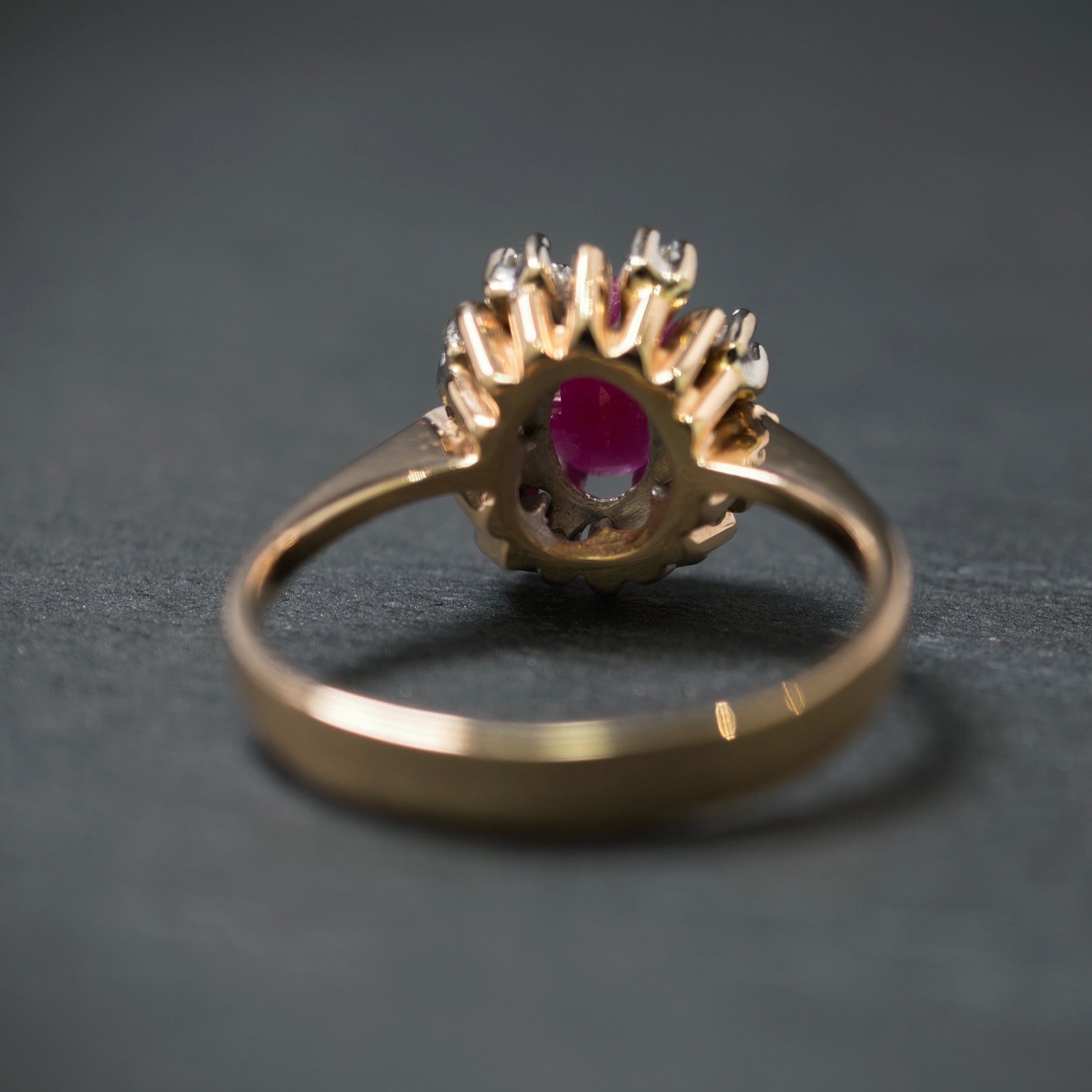 Rubinring 585/- Gelb- und Weißgold mit 1 Rubin und 8 Diamanten