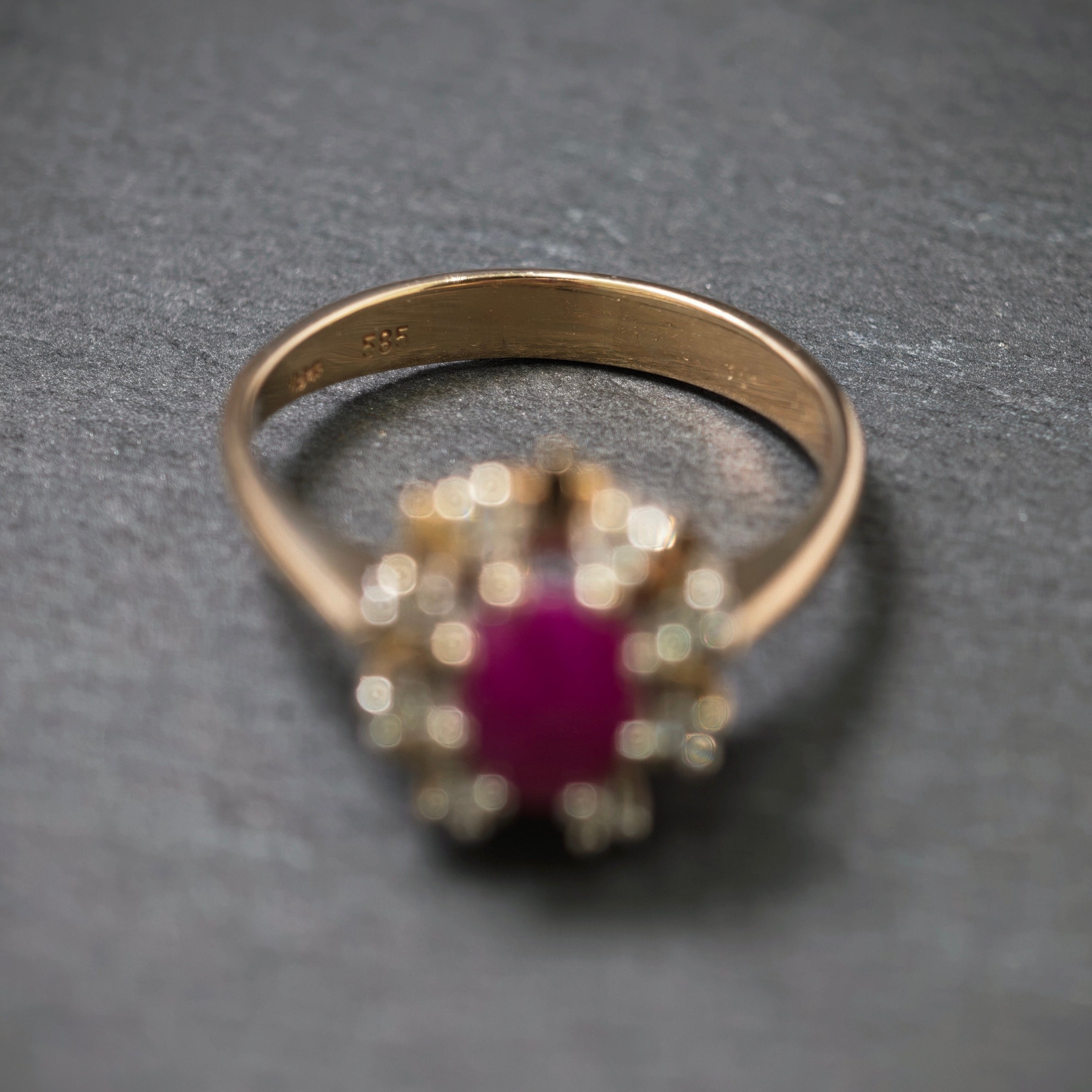Rubinring 585/- Gelb- und Weißgold mit 1 Rubin und 8 Diamanten