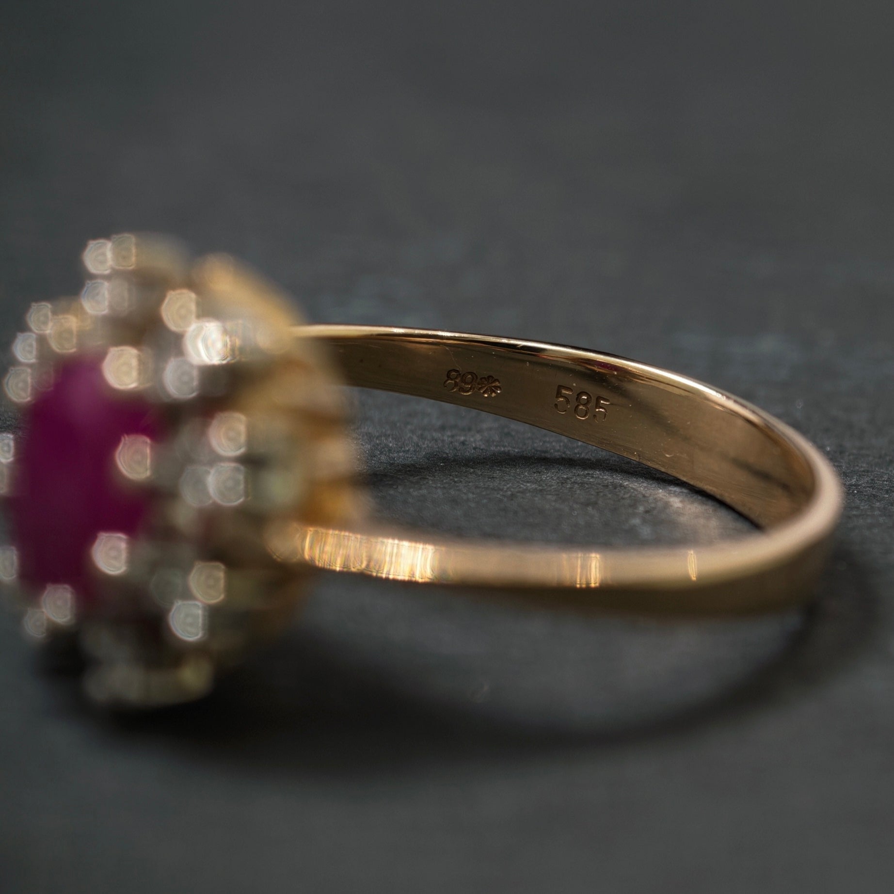 Rubinring 585/- Gelb- und Weißgold mit 1 Rubin und 8 Diamanten