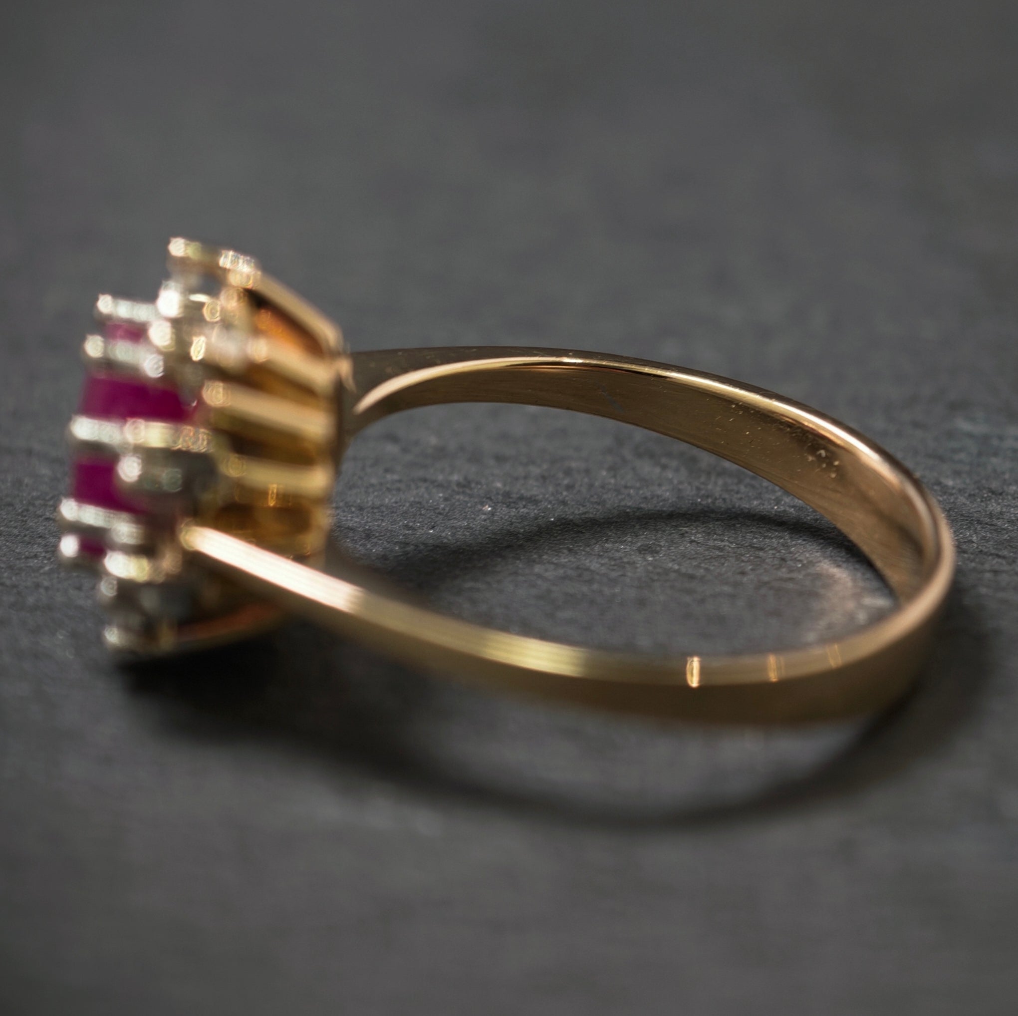 Rubinring 585/- Gelb- und Weißgold mit 1 Rubin und 8 Diamanten