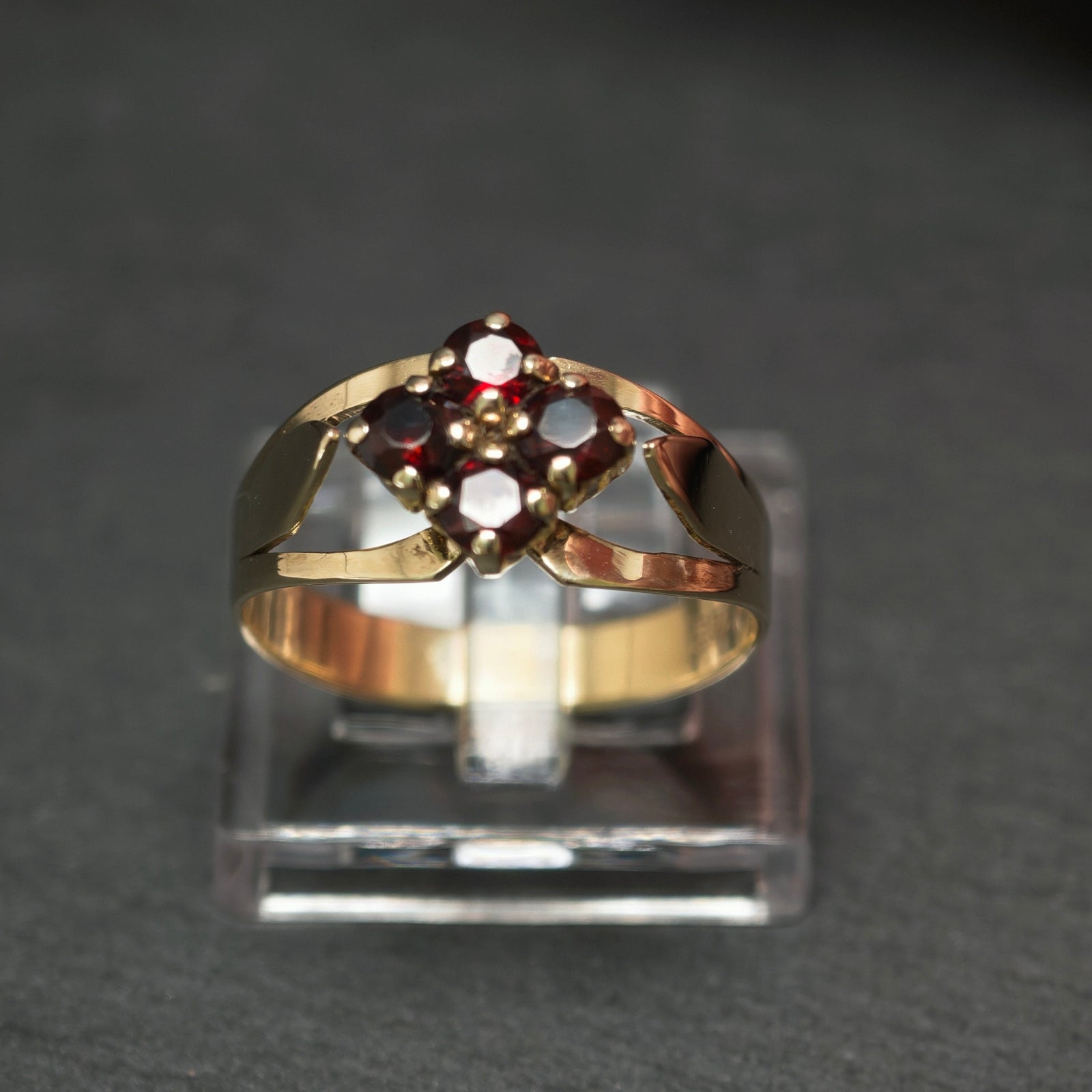 Granatring 333/- Gelbgold mit 4 Granaten