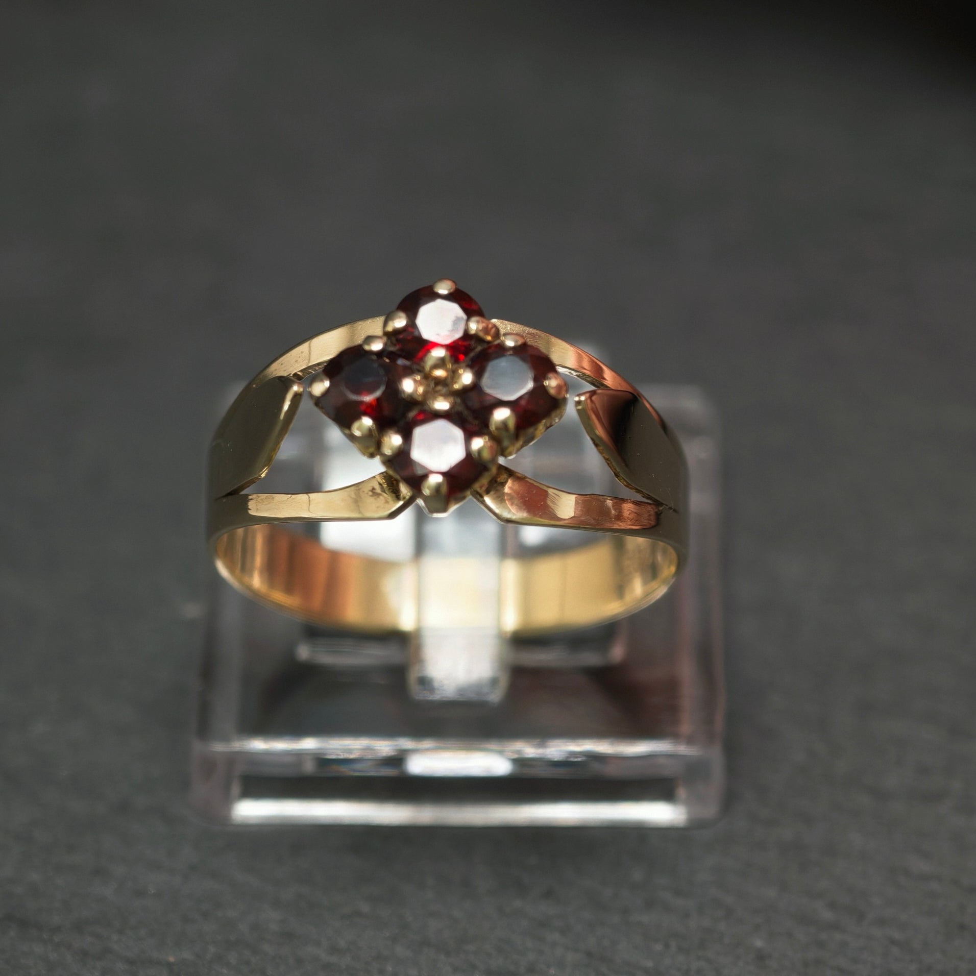 Granatring 333/- Gelbgold mit 4 Granaten