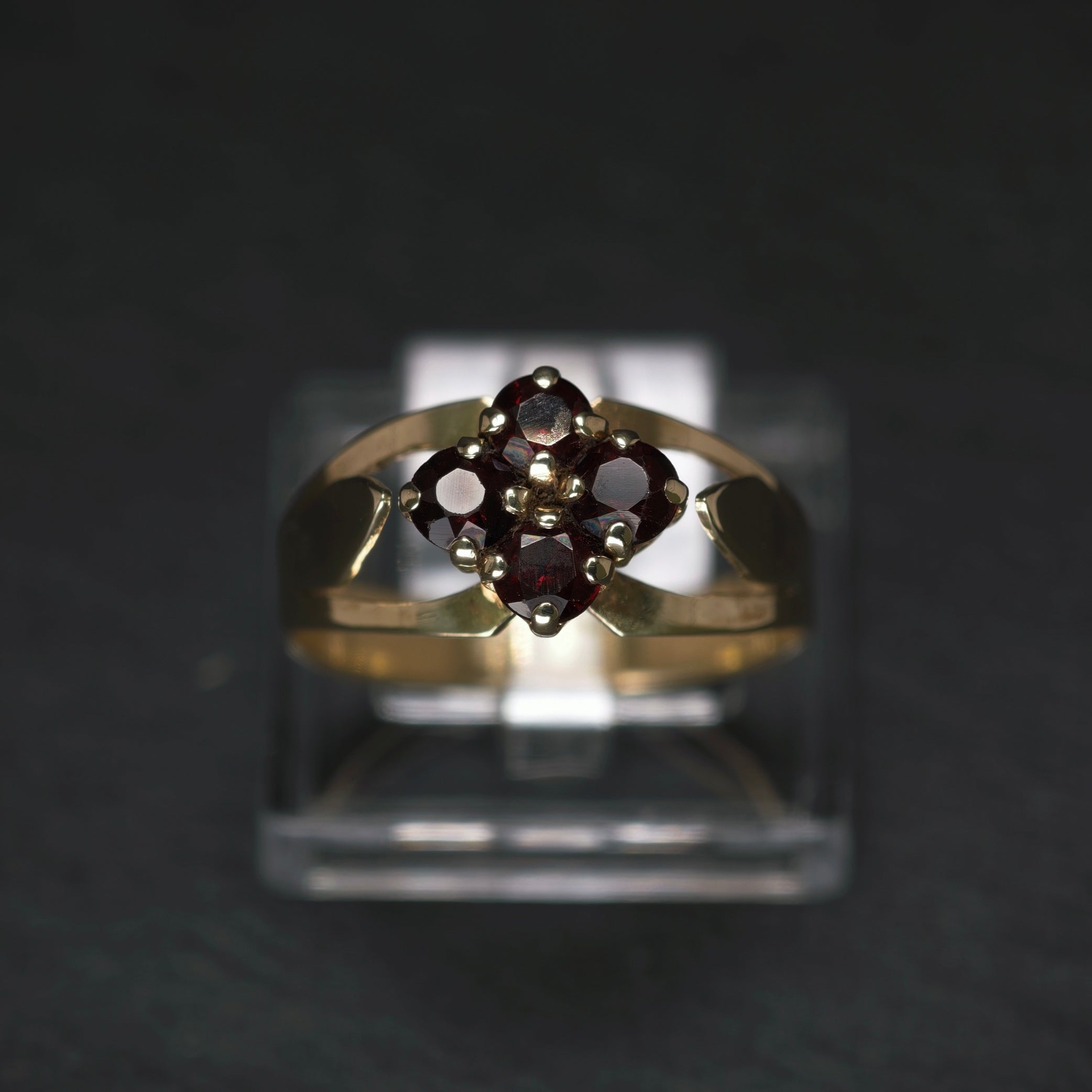 Granatring 333/- Gelbgold mit 4 Granaten