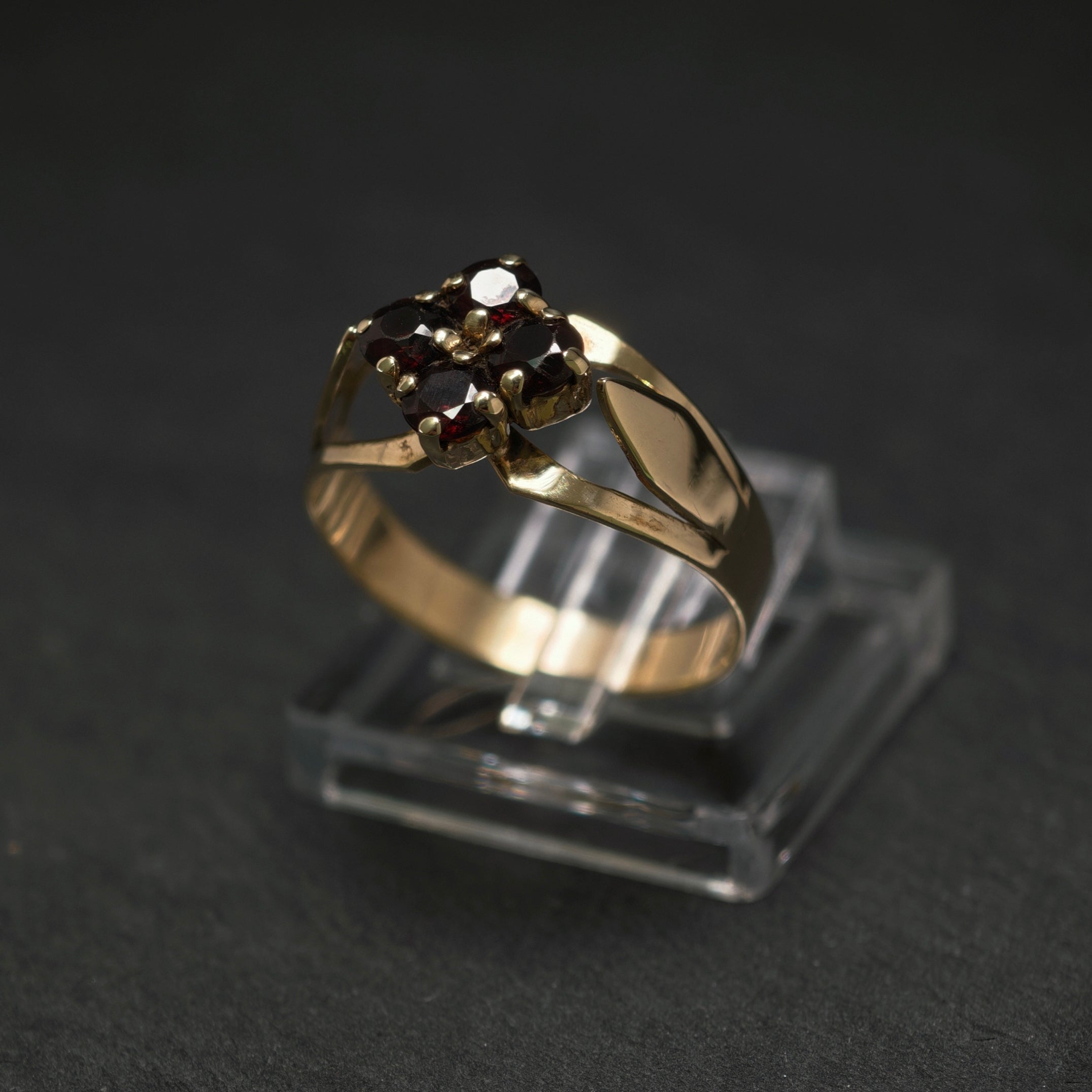Granatring 333/- Gelbgold mit 4 Granaten