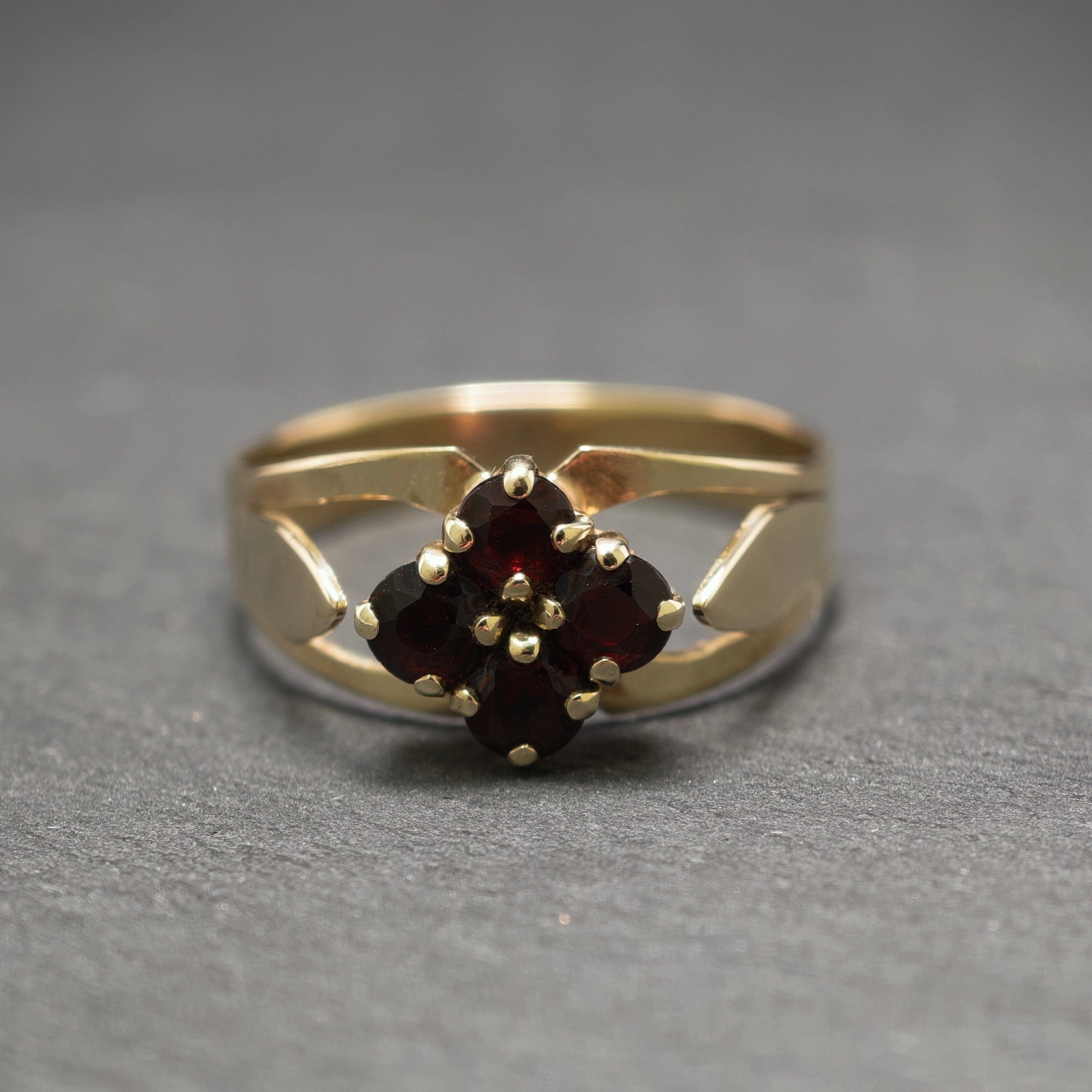 Granatring 333/- Gelbgold mit 4 Granaten
