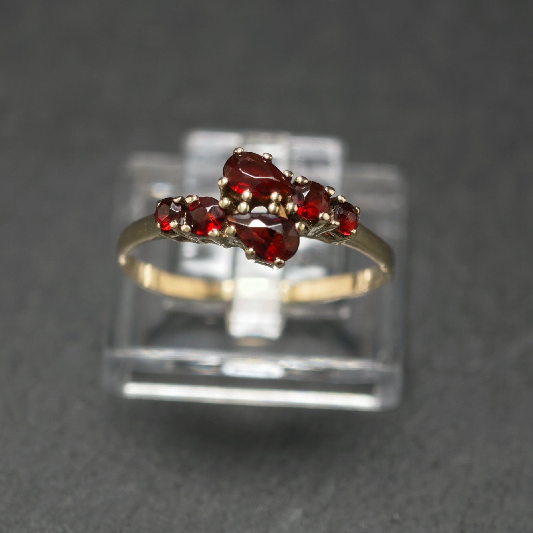 Granatring 333/- Gelbgold mit 6 Granaten