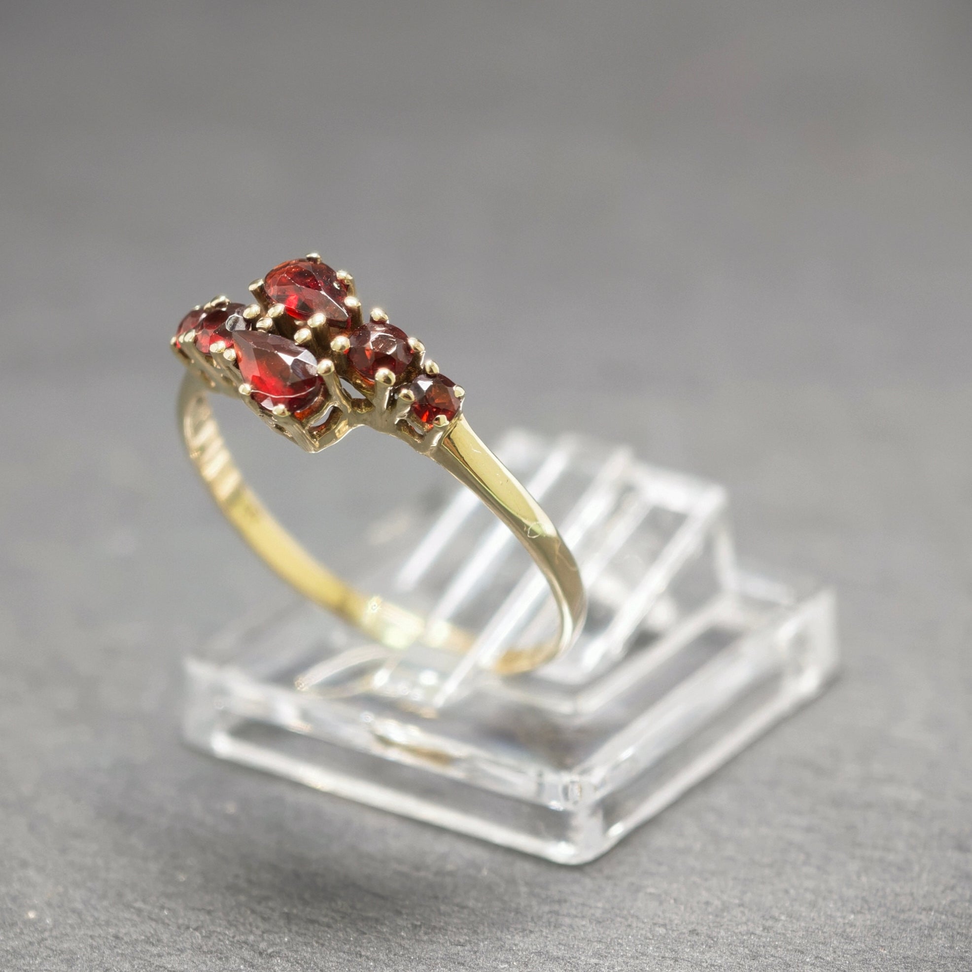 Granatring 333/- Gelbgold mit 6 Granaten
