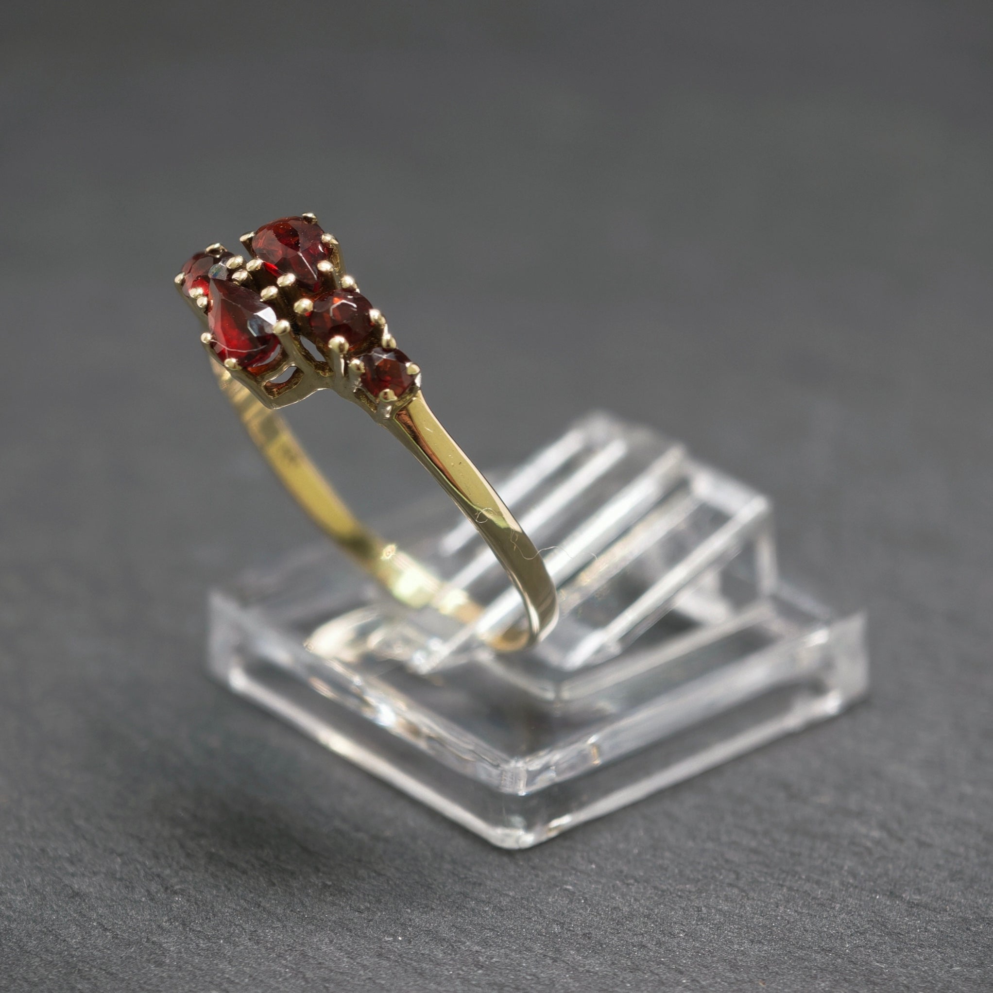 Granatring 333/- Gelbgold mit 6 Granaten