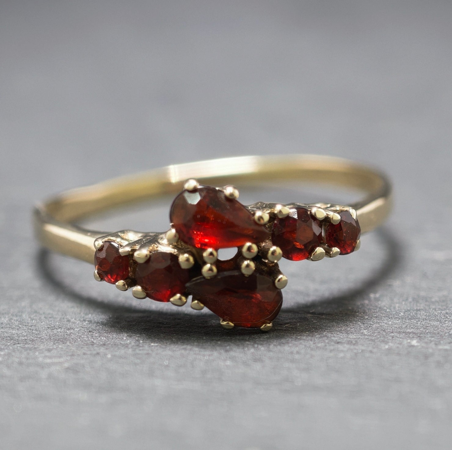 Granatring 333/- Gelbgold mit 6 Granaten