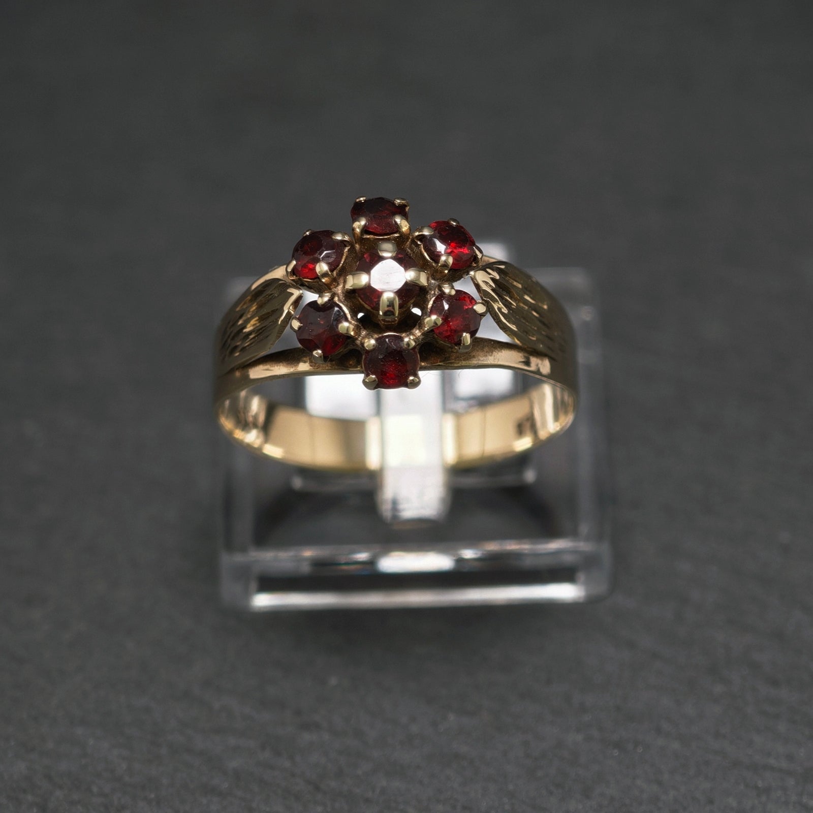 Granatring 333/- Gelbgold mit 7 Granaten