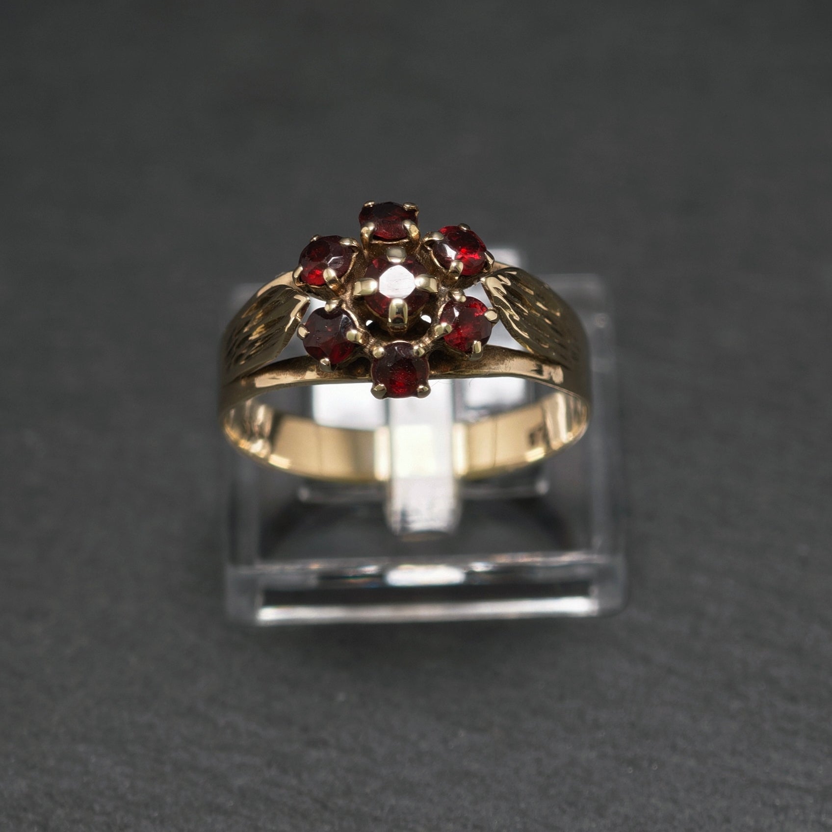 Granatring 333/- Gelbgold mit 7 Granaten
