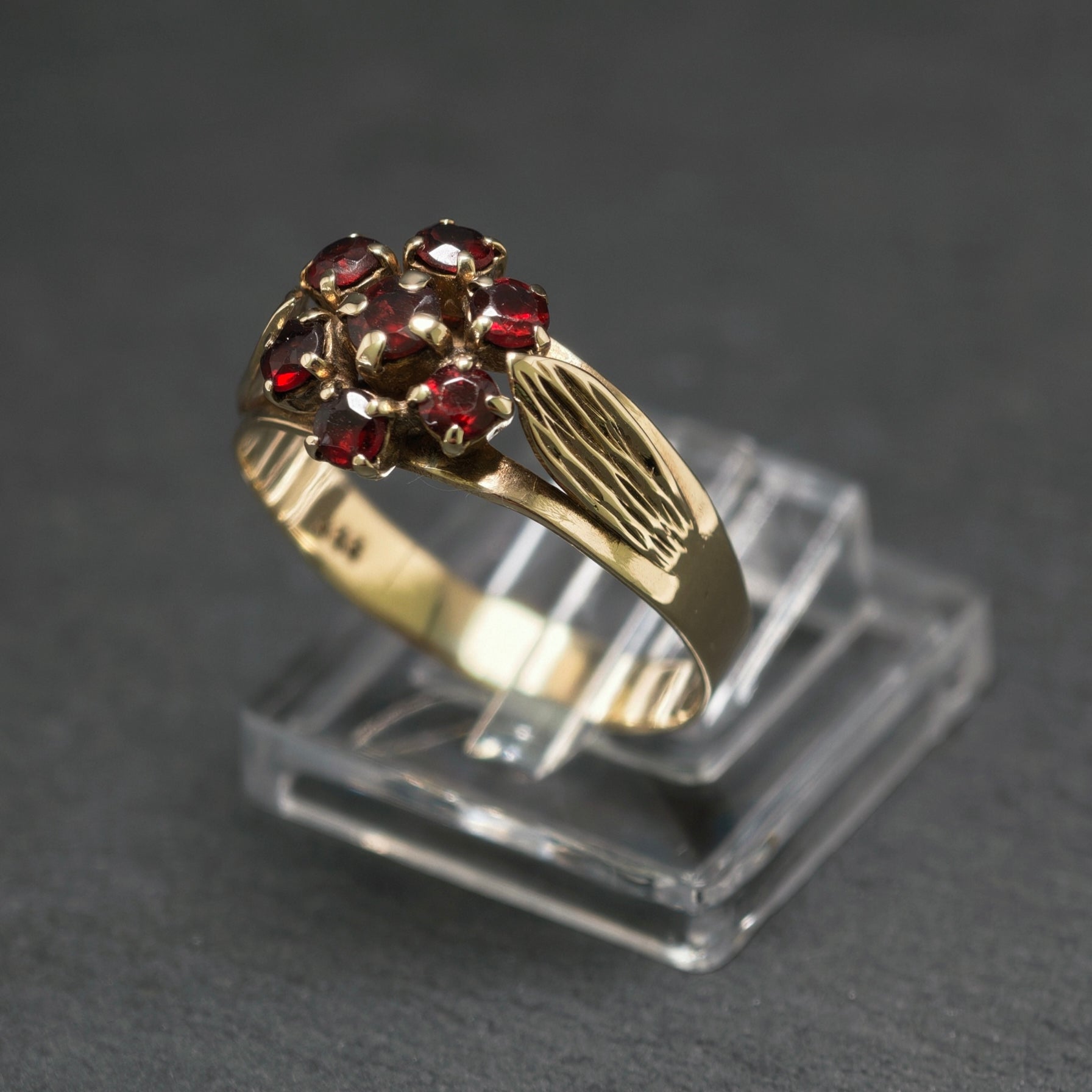 Granatring 333/- Gelbgold mit 7 Granaten