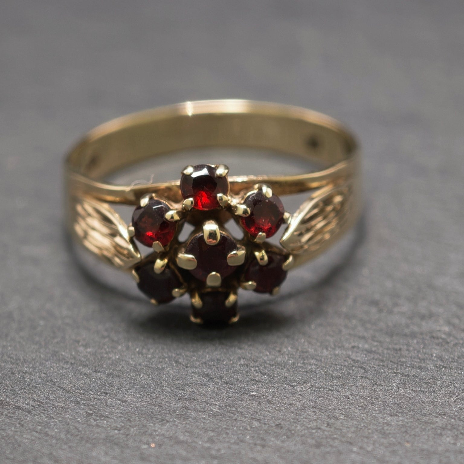 Granatring 333/- Gelbgold mit 7 Granaten