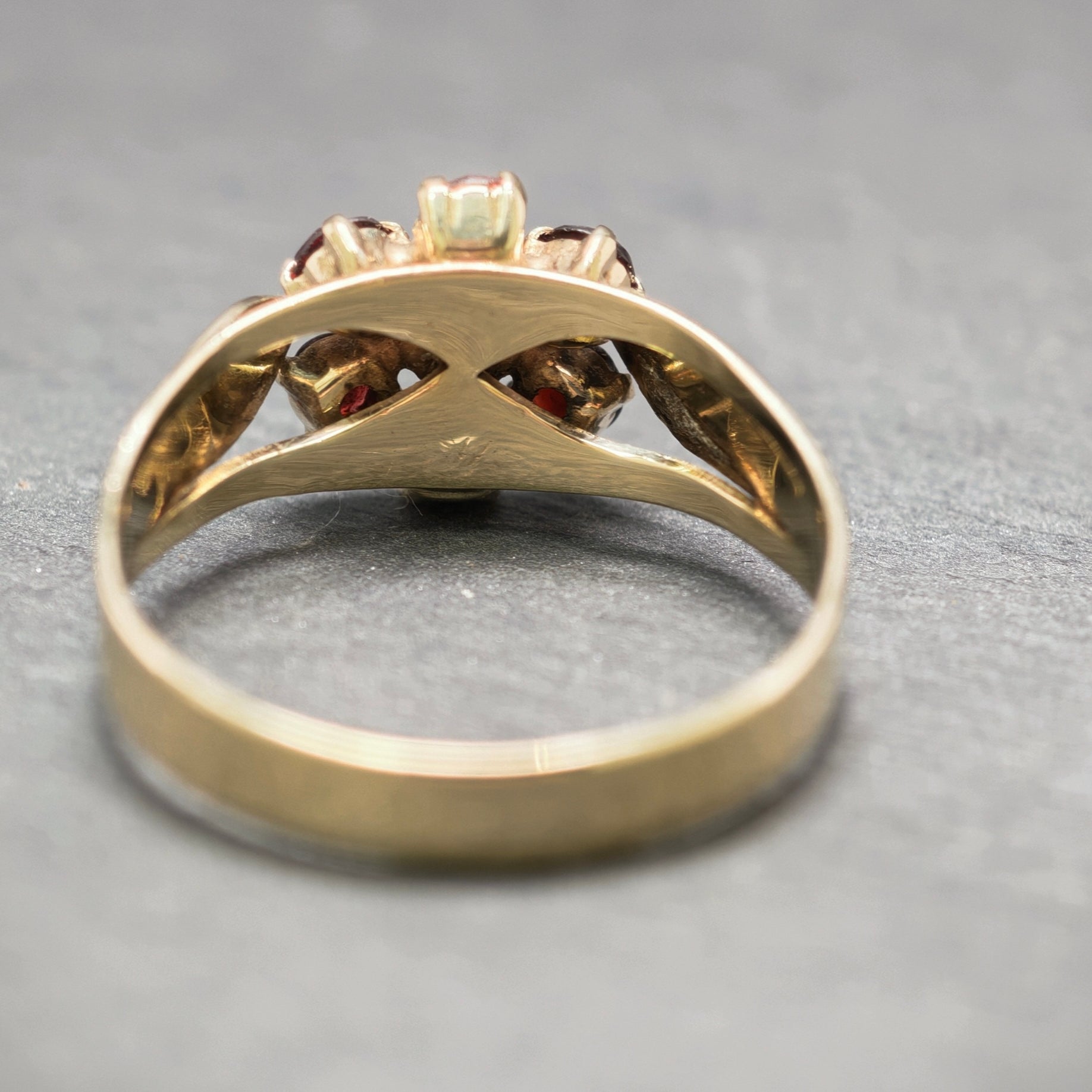 Granatring 333/- Gelbgold mit 7 Granaten