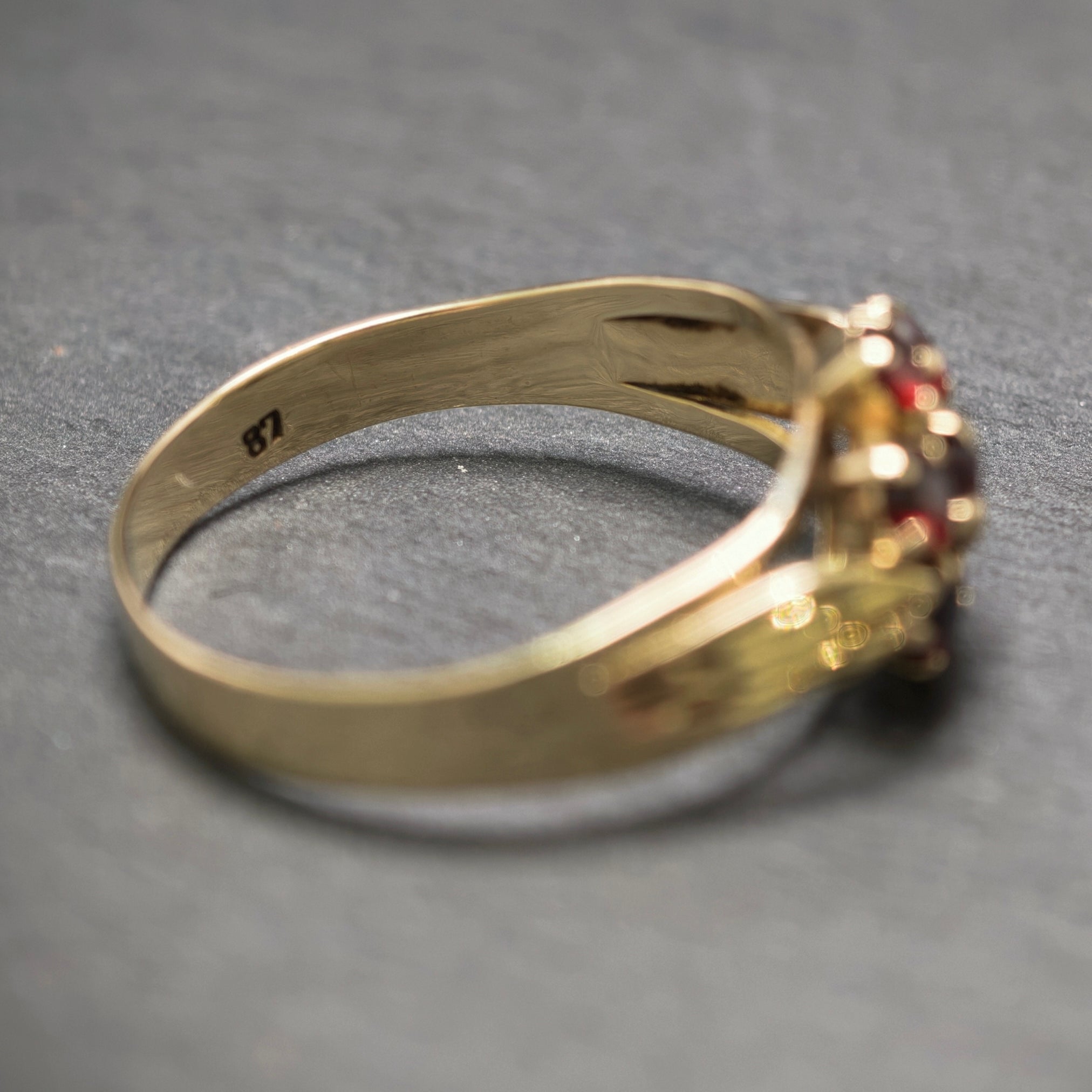Granatring 333/- Gelbgold mit 7 Granaten
