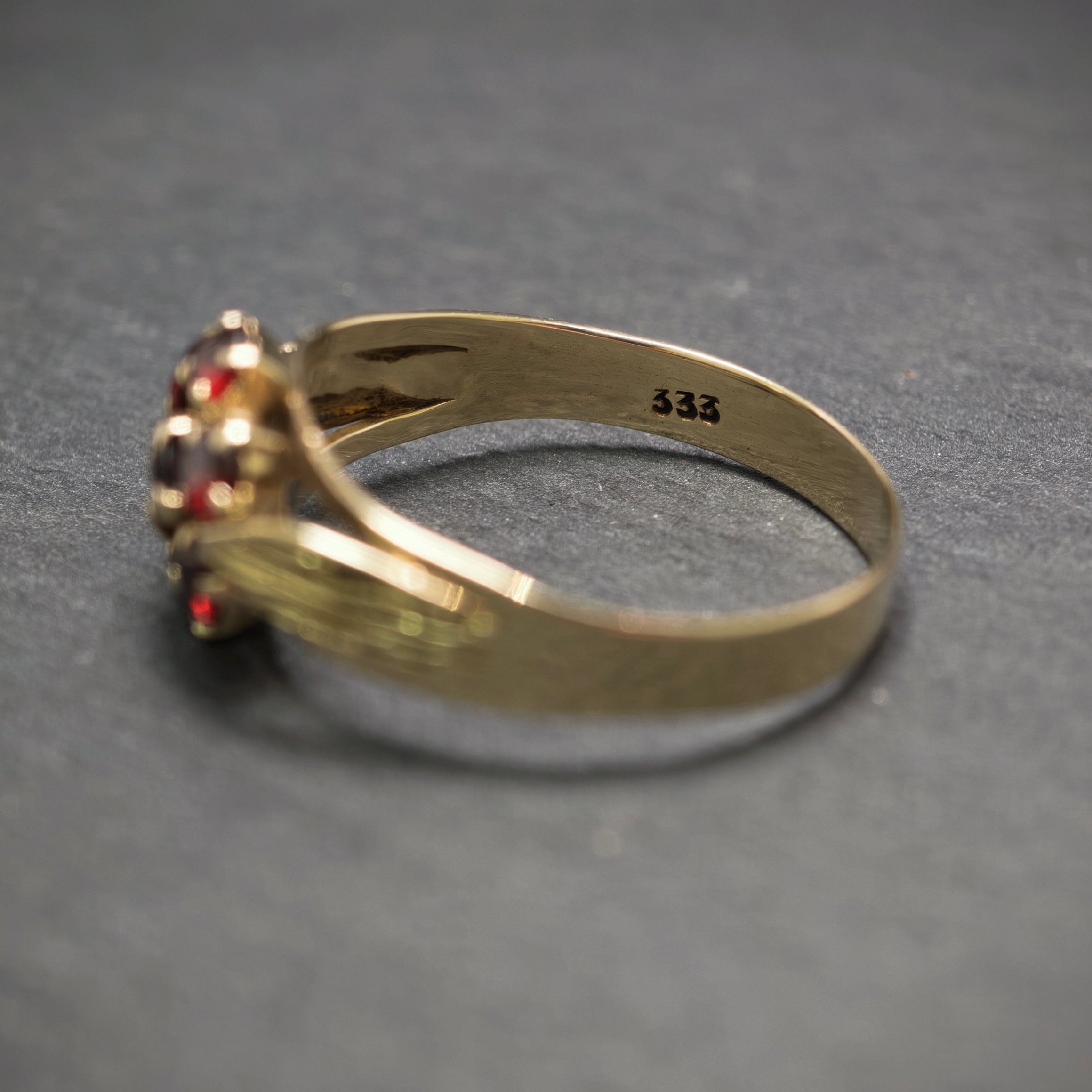 Granatring 333/- Gelbgold mit 7 Granaten