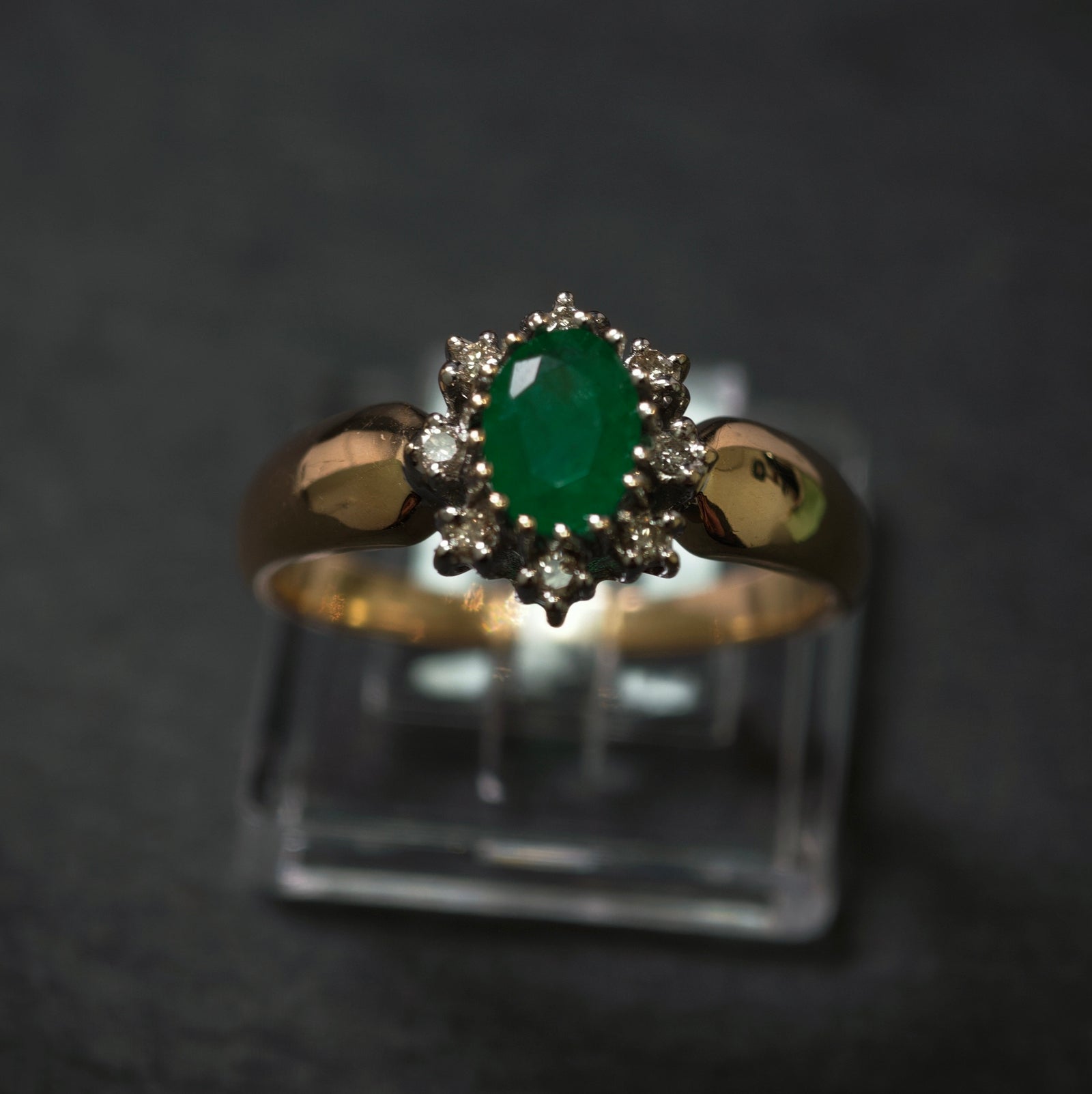 Smaragdring 585/- Gelb- und Weißgold mit 1 Smaragd und 8 Diamanten