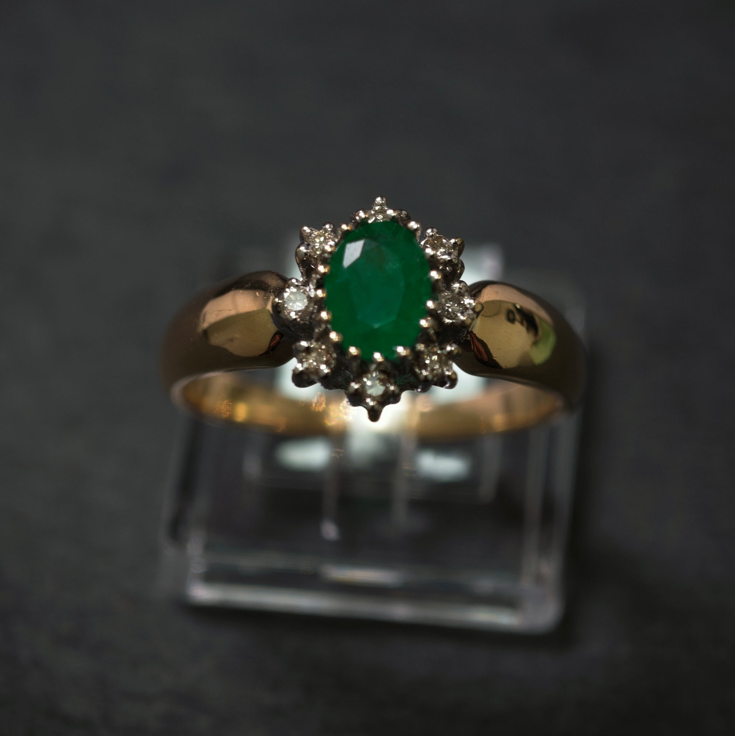 Smaragdring 585/- Gelb- und Weißgold mit 1 Smaragd und 8 Diamanten