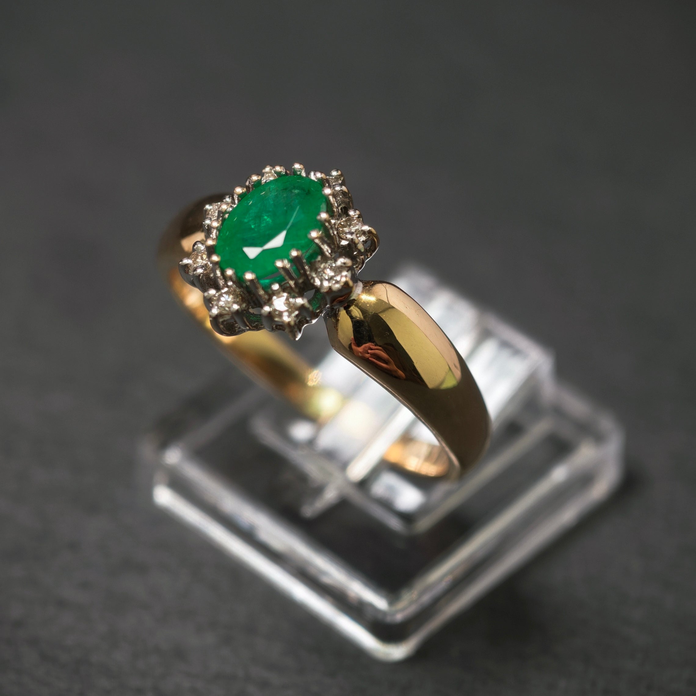 Smaragdring 585/- Gelb- und Weißgold mit 1 Smaragd und 8 Diamanten