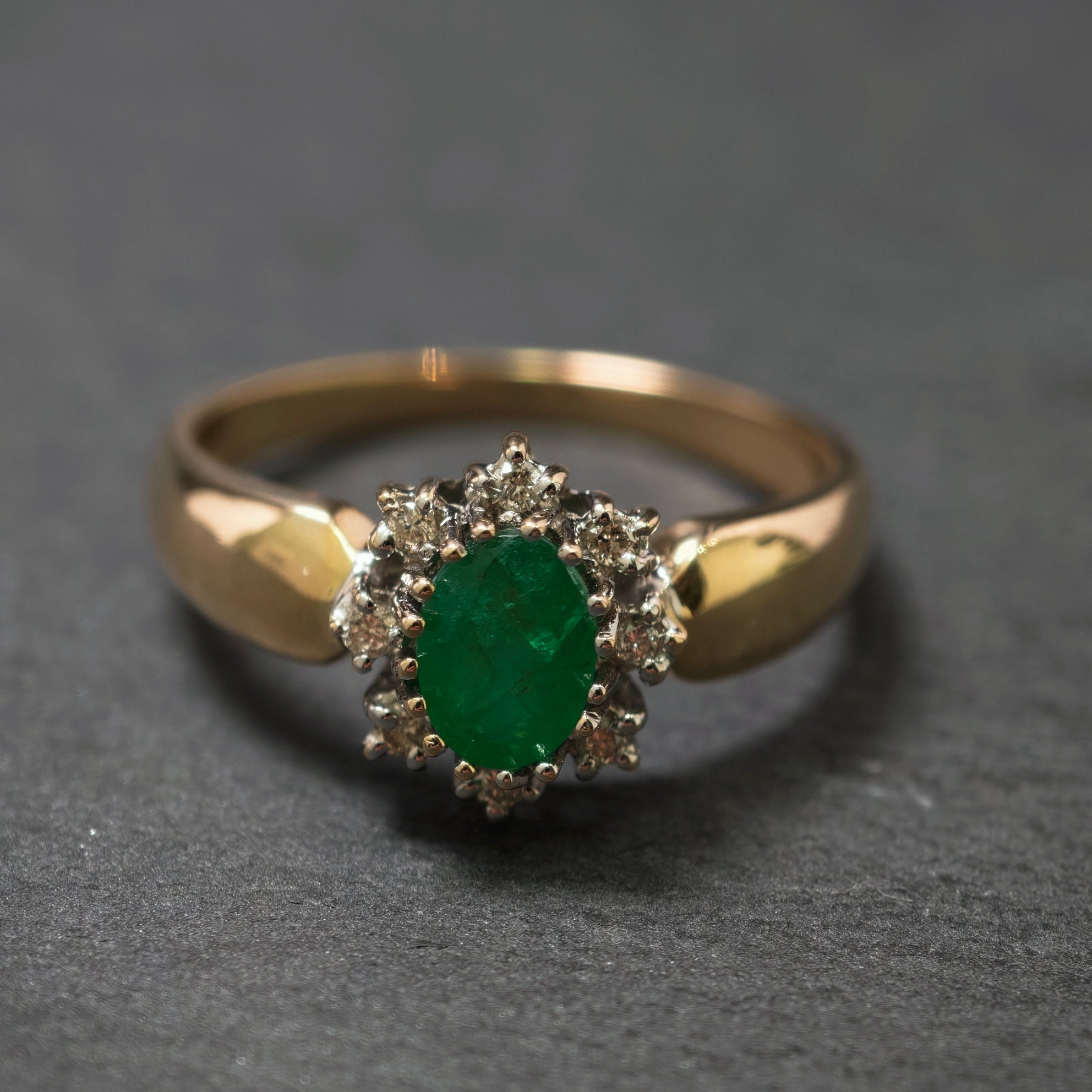 Smaragdring 585/- Gelb- und Weißgold mit 1 Smaragd und 8 Diamanten