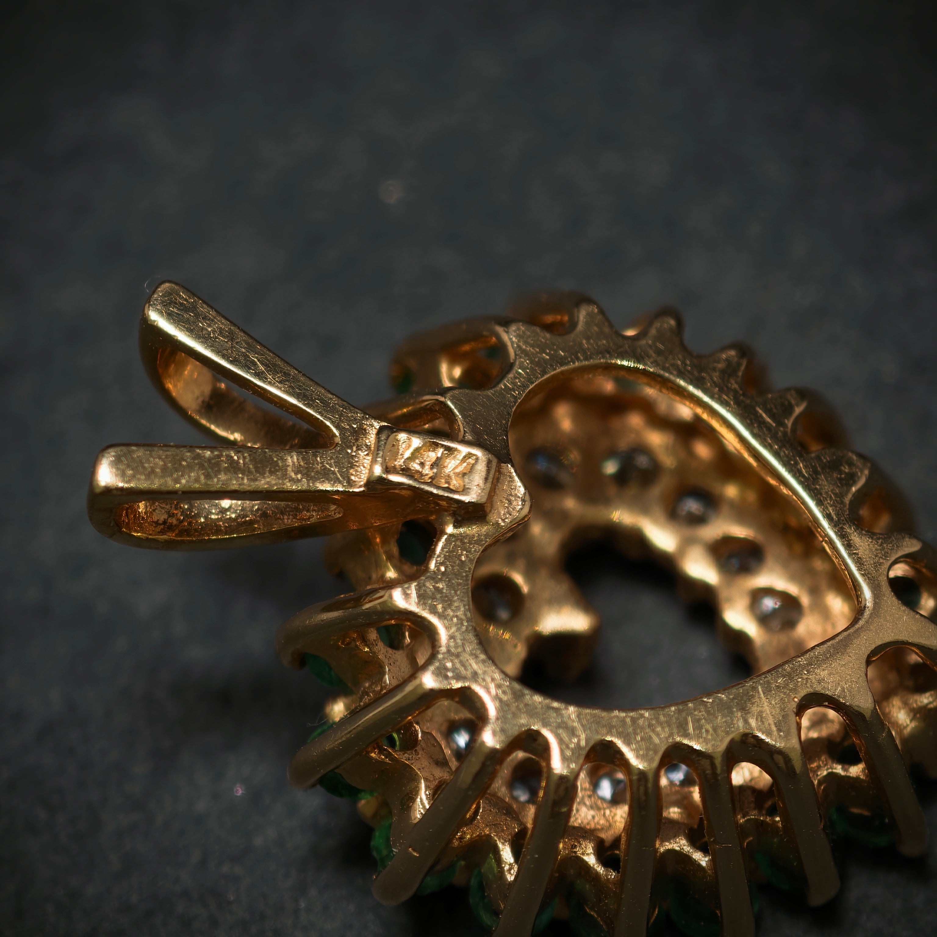 Anhänger "Herz" 585/- Gelbgold mit 14 Diamanten und 18 Smaragden