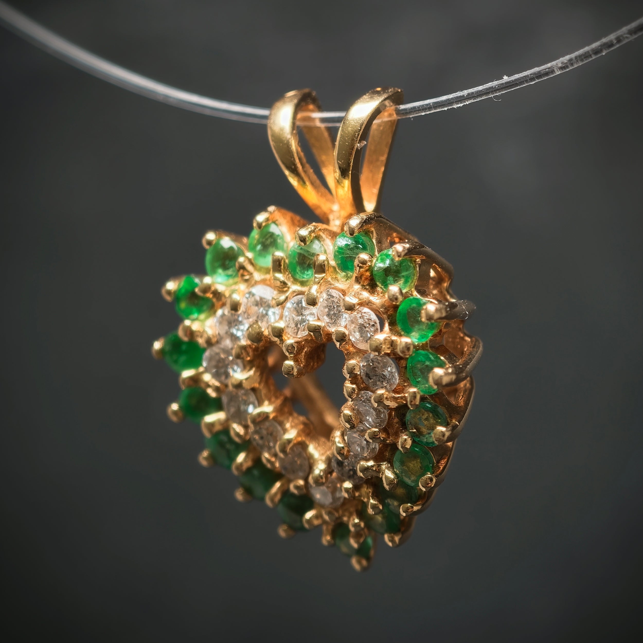 Anhänger "Herz" 585/- Gelbgold mit 14 Diamanten und 18 Smaragden
