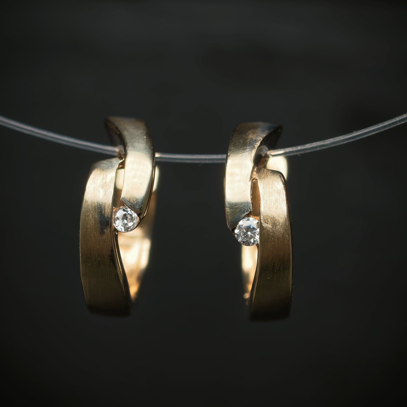 Creolen 333/- Gelbgold mit 2 Diamanten