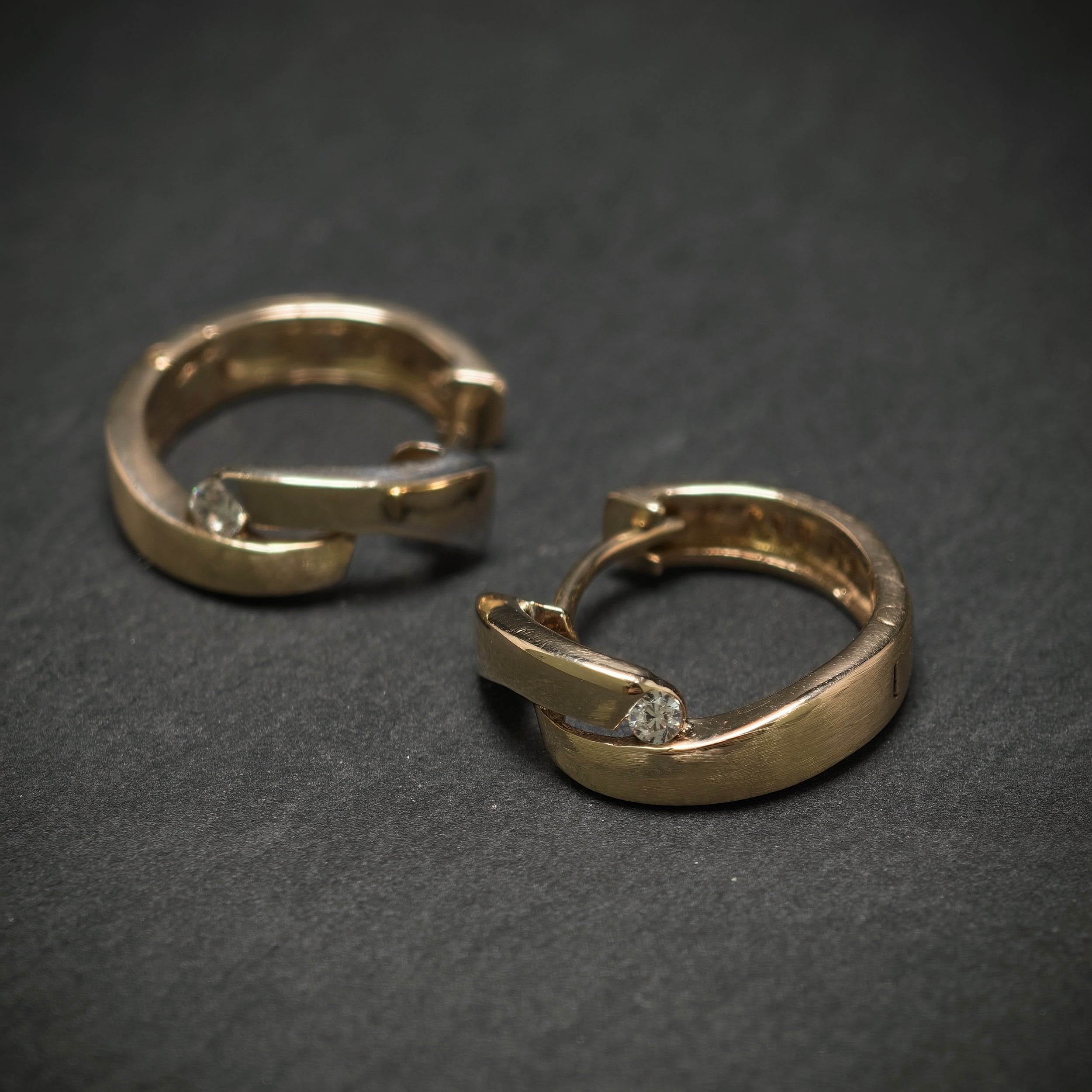 Creolen 333/- Gelbgold mit 2 Diamanten