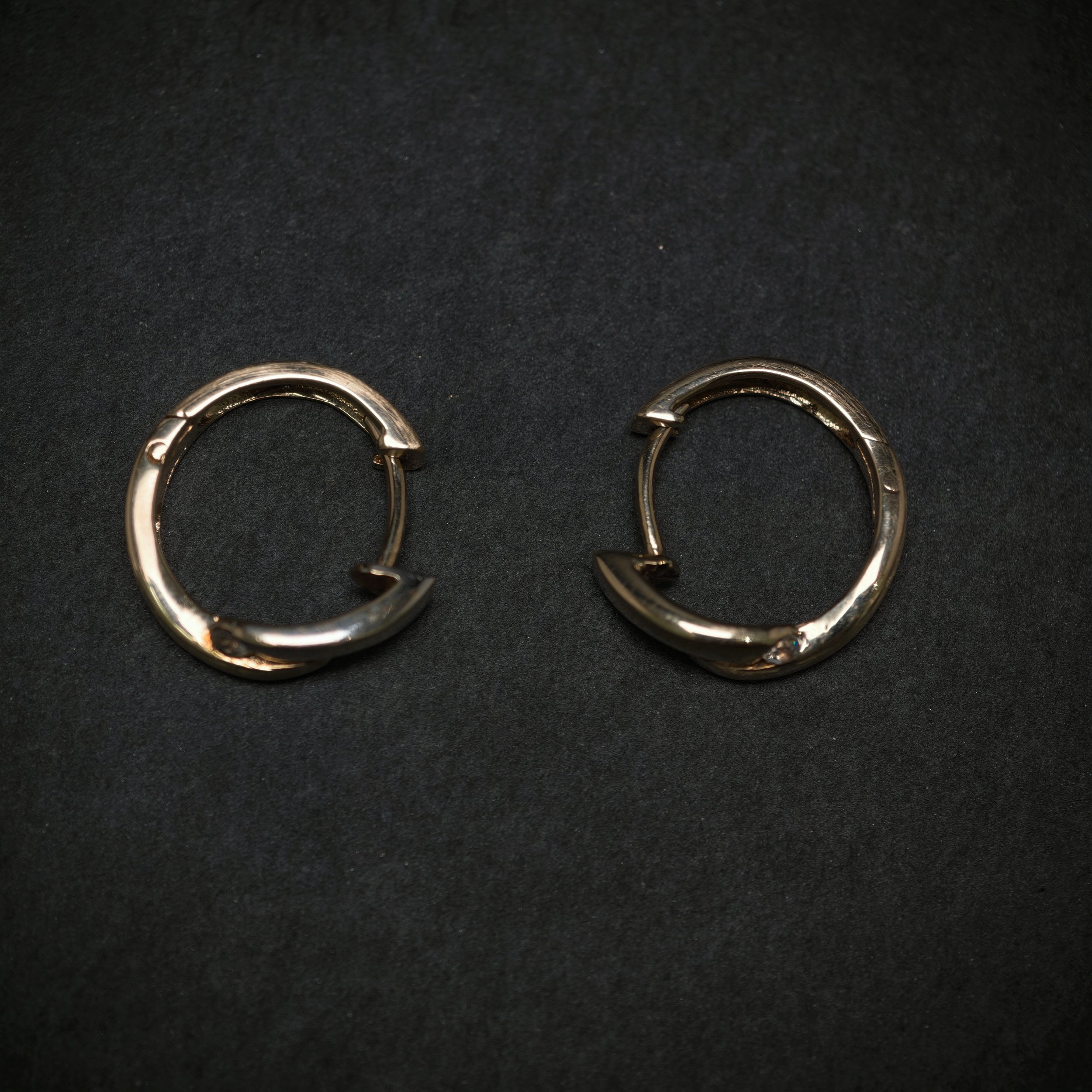 Creolen 333/- Gelbgold mit 2 Diamanten