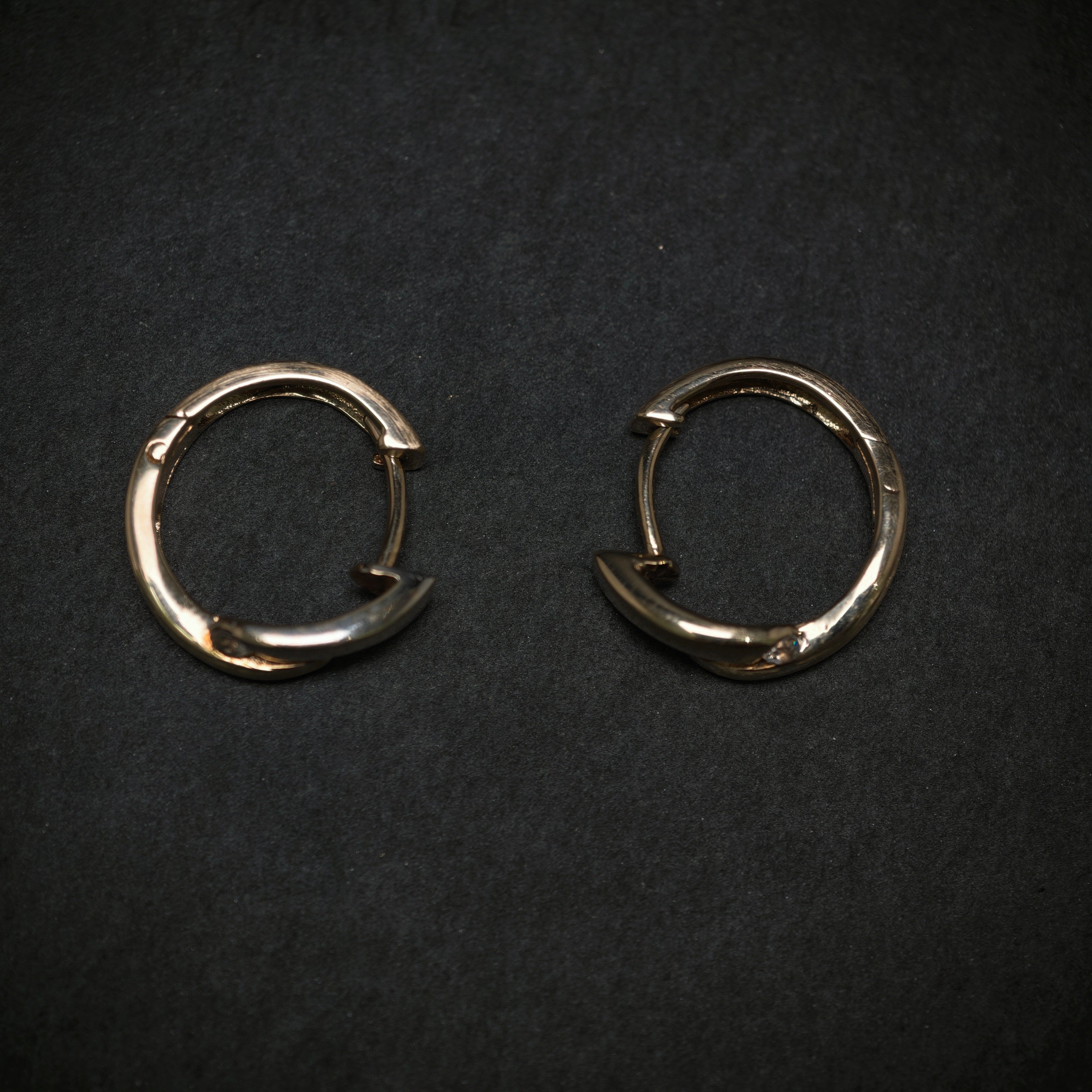 Creolen 333/- Gelbgold mit 2 Diamanten