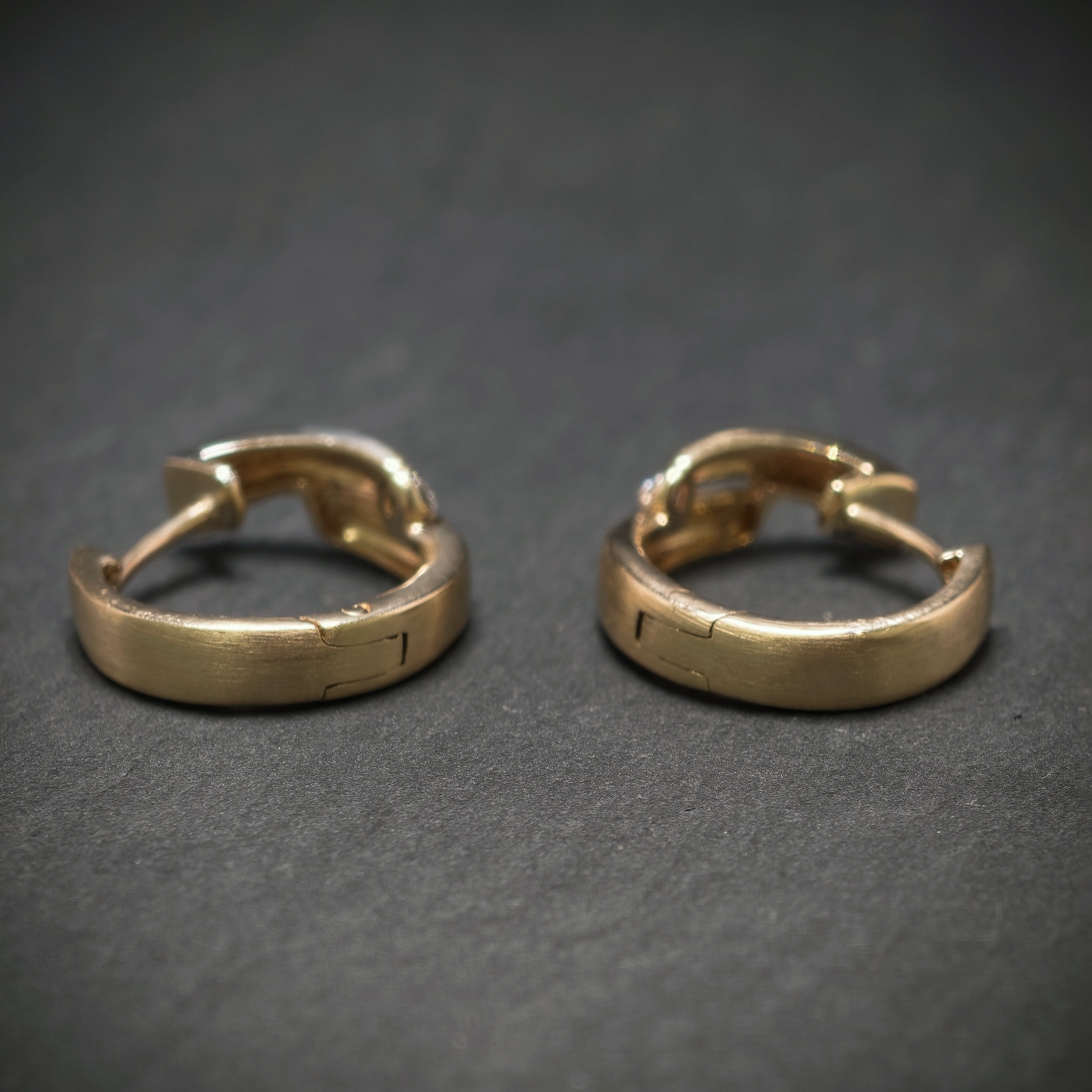 Creolen 333/- Gelbgold mit 2 Diamanten