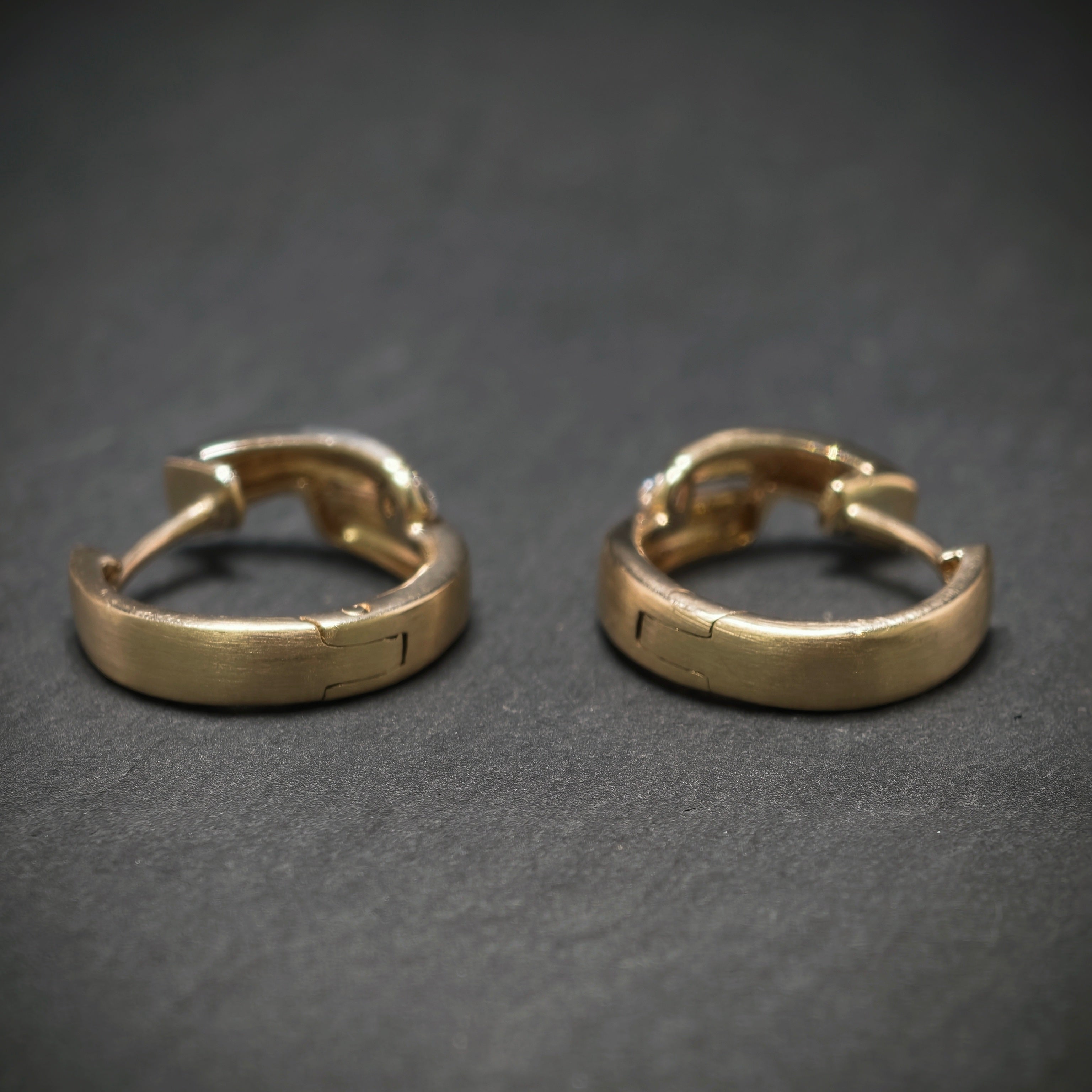 Creolen 333/- Gelbgold mit 2 Diamanten