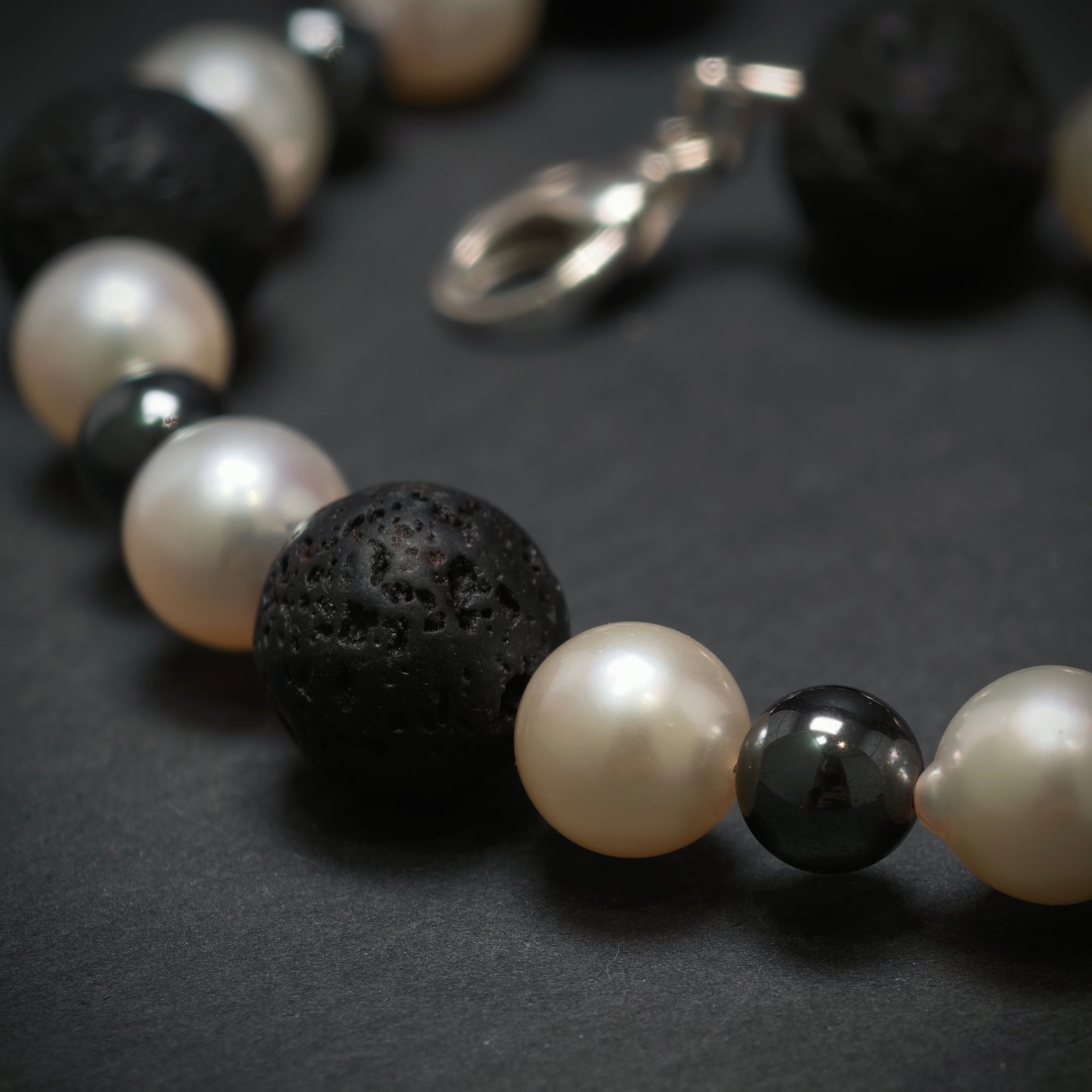 Perlarmband mit Lava und Hämatite