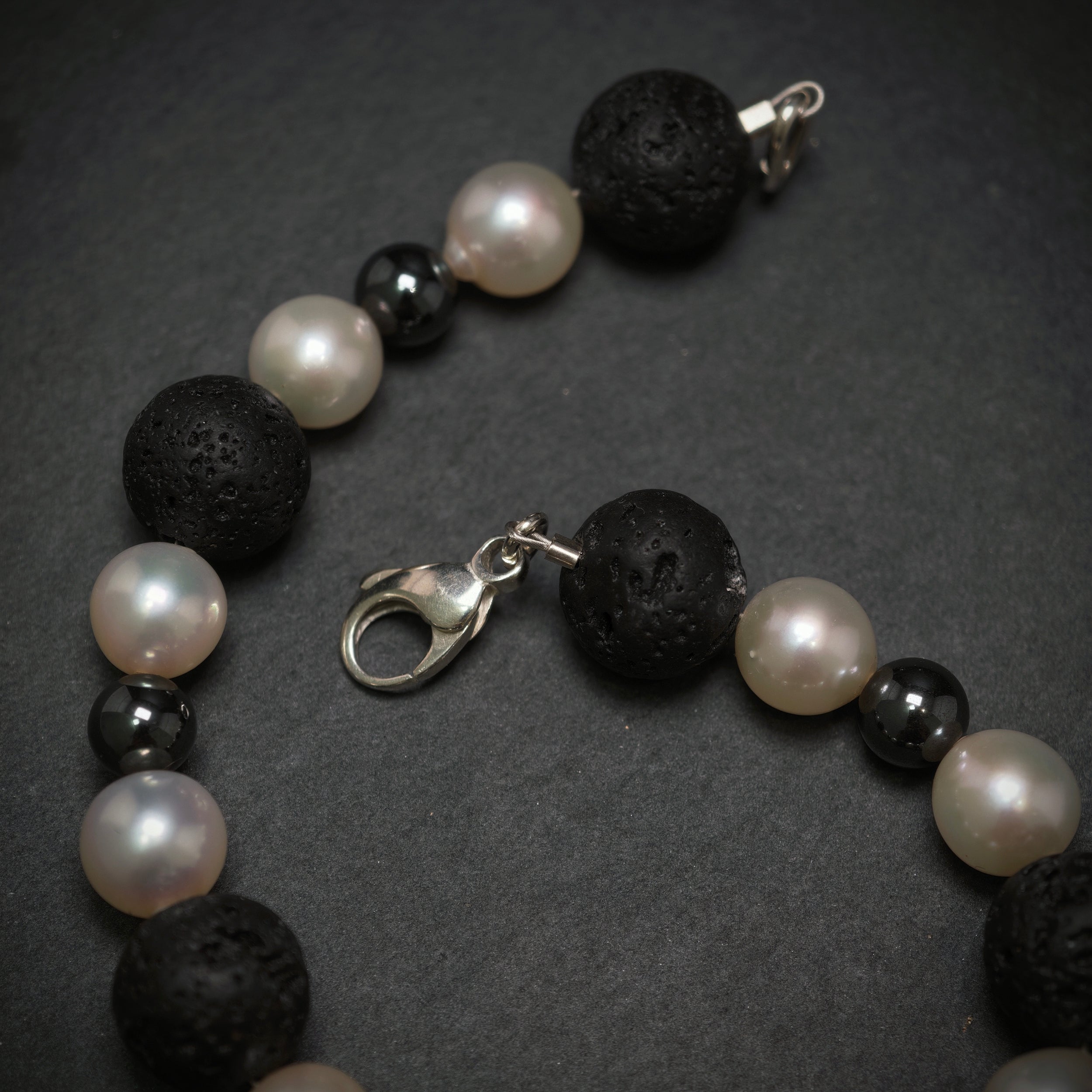 Perlarmband mit Lava und Hämatite