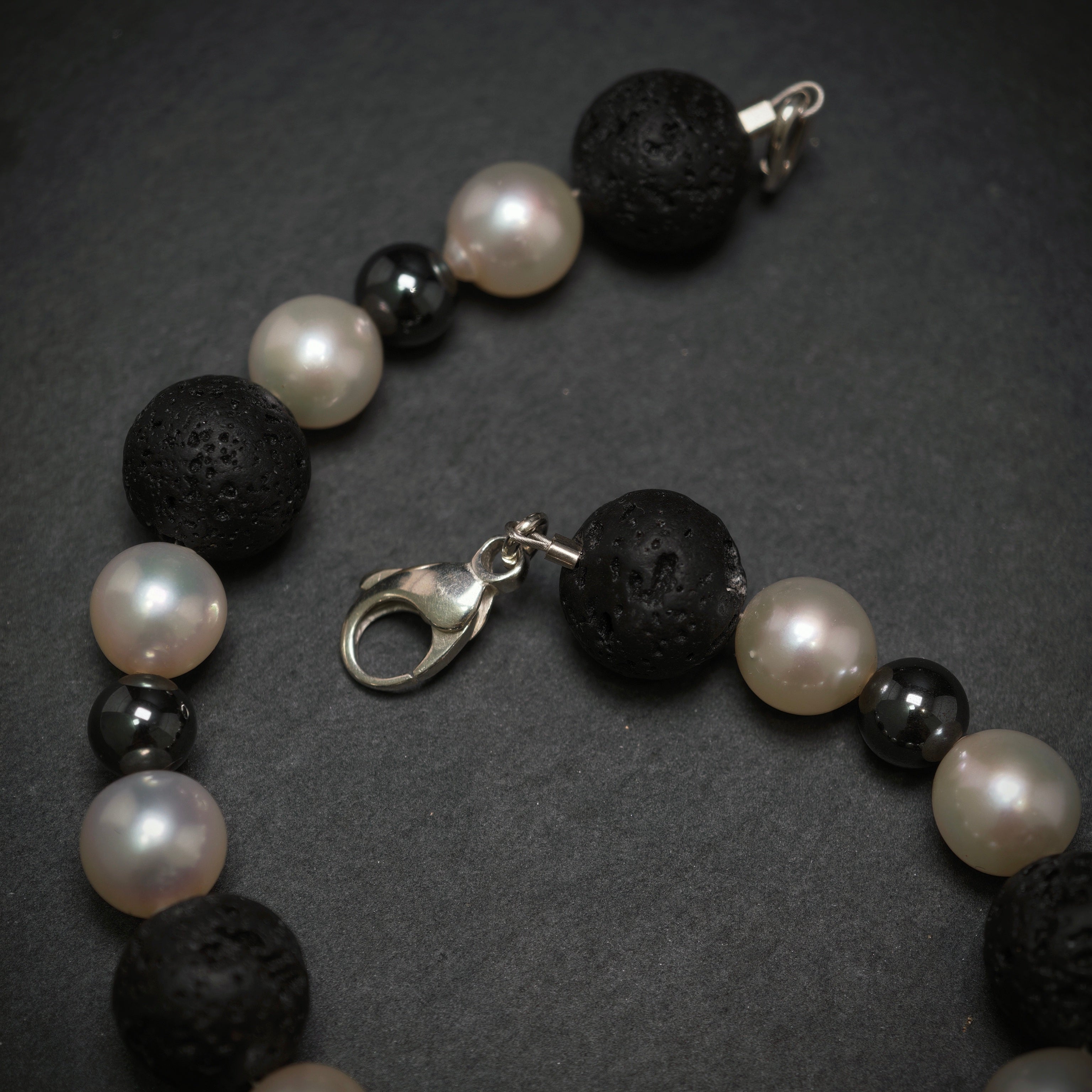 Perlarmband mit Lava und Hämatite