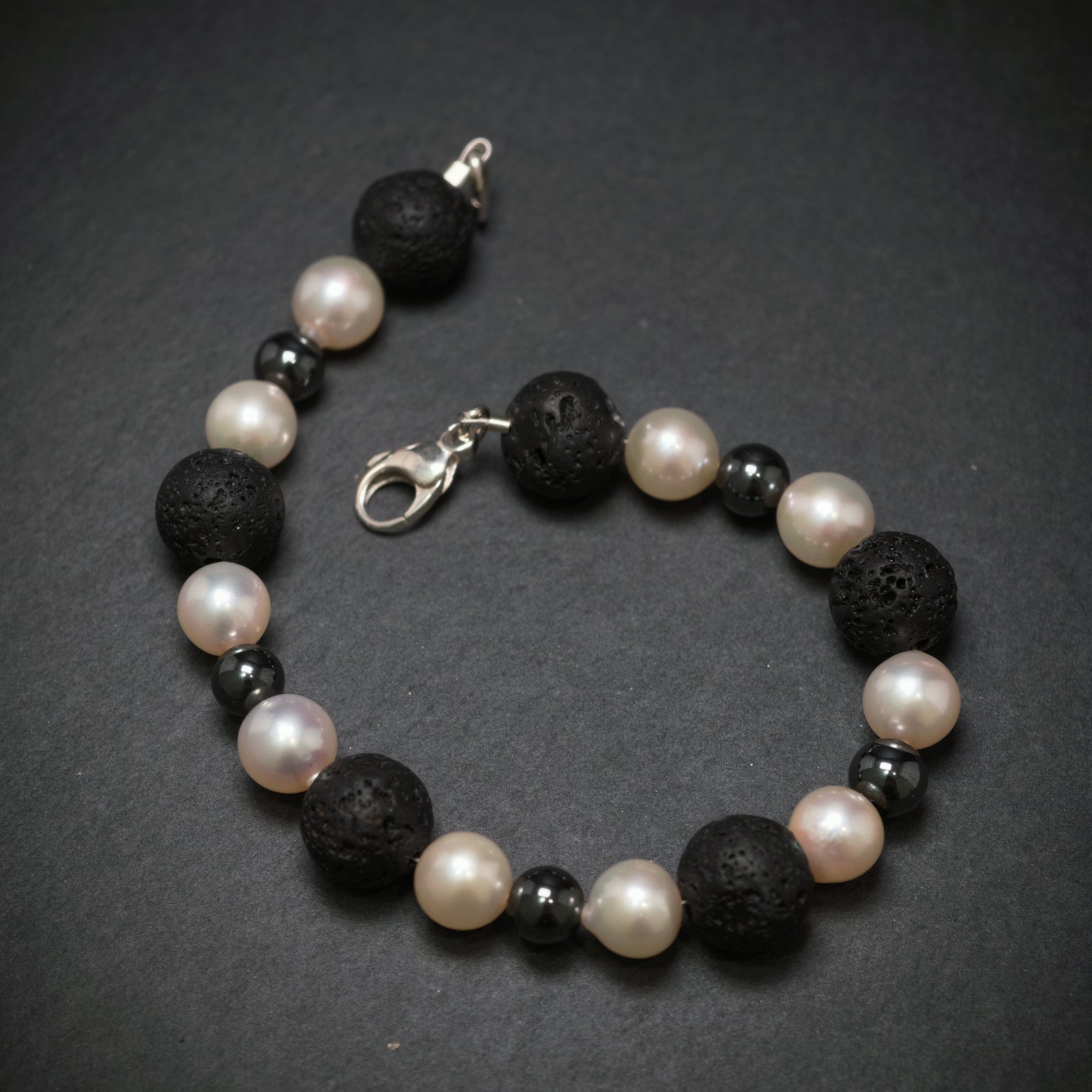 Perlarmband mit Lava und Hämatite