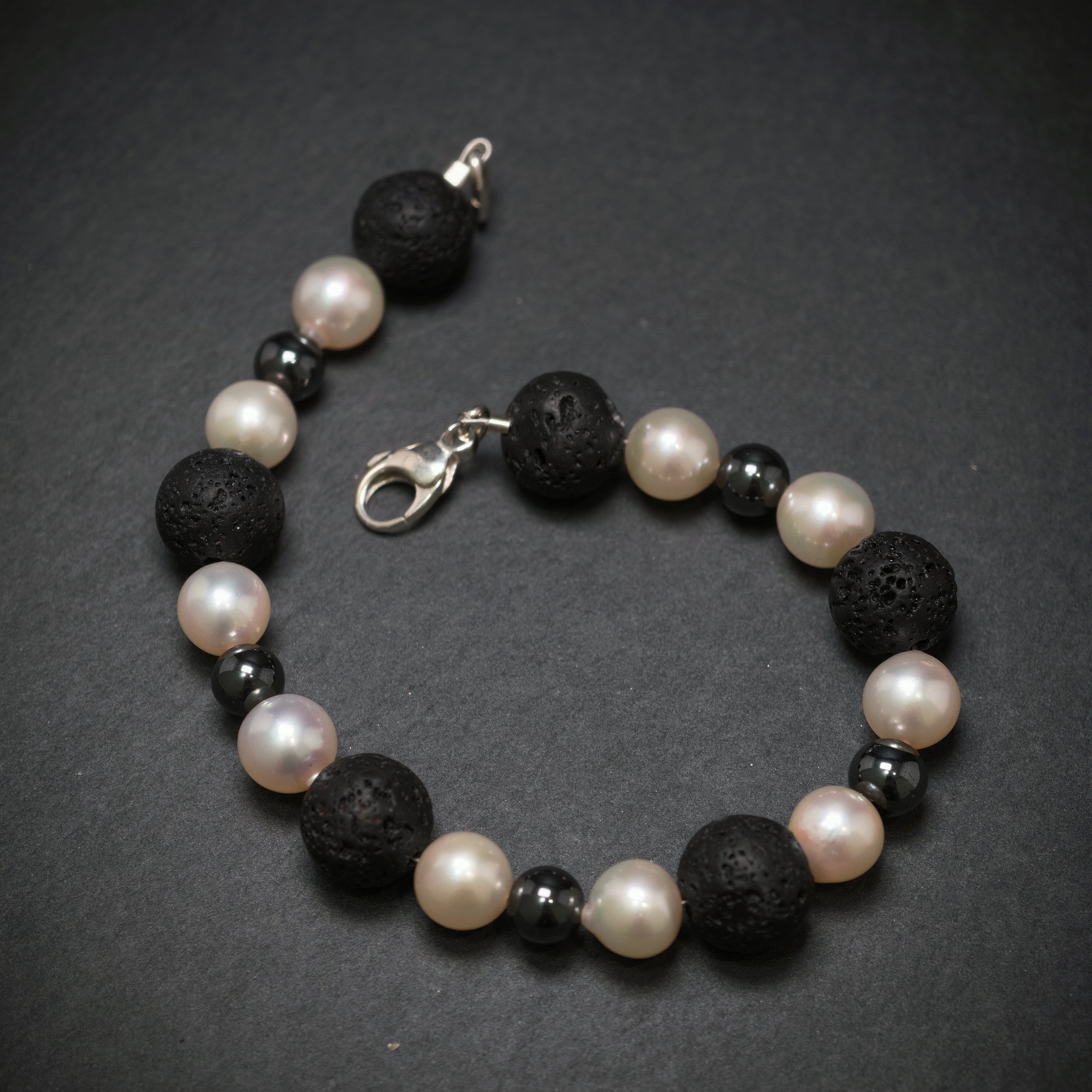 Perlarmband mit Lava und Hämatite