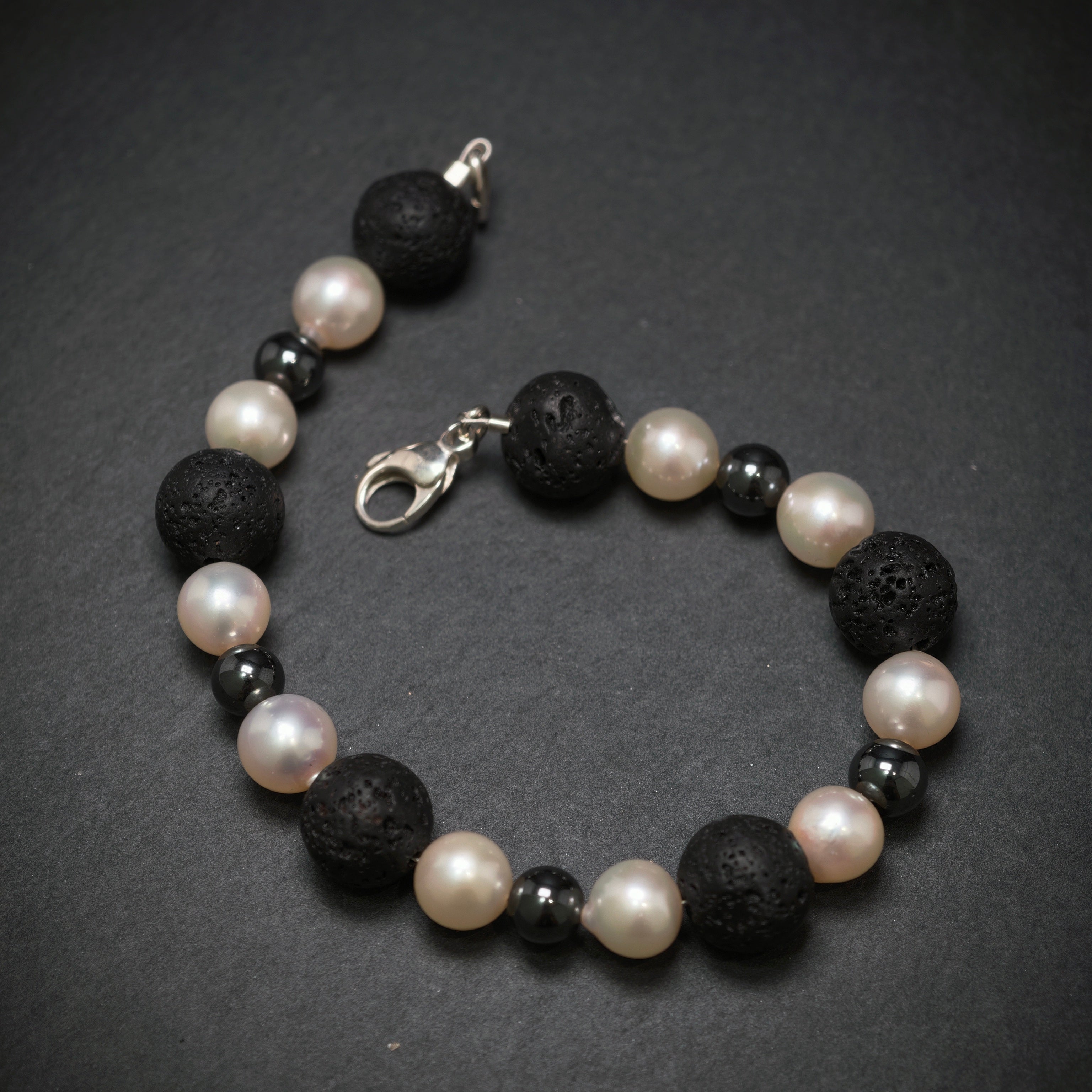 Perlarmband mit Lava und Hämatite