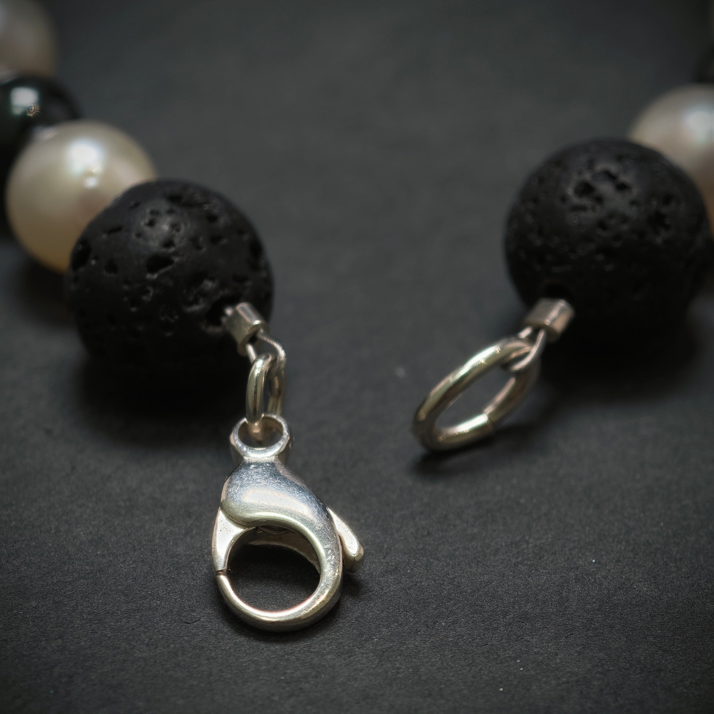Perlarmband mit Lava und Hämatite