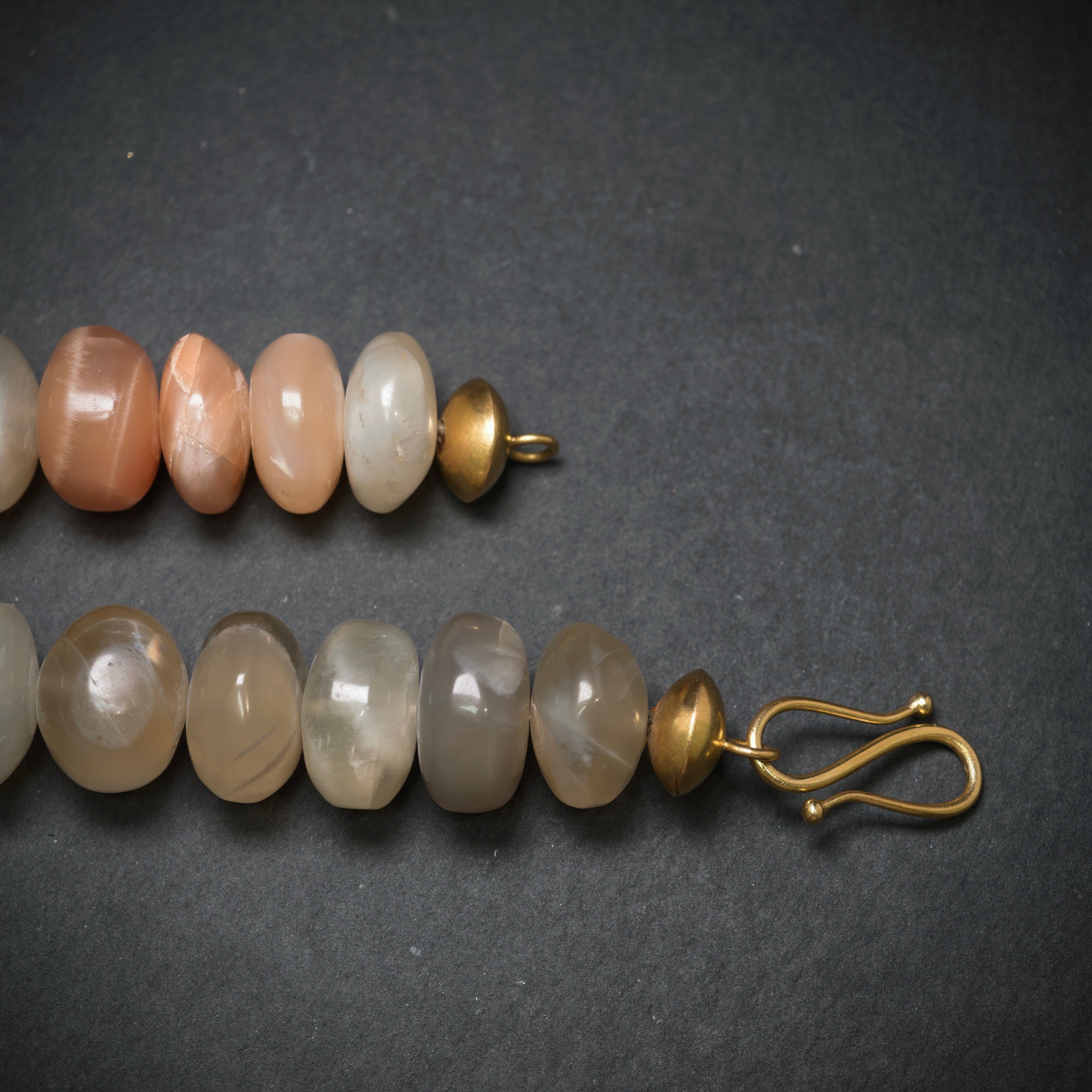 Kette 750/- Gelbgold mit 49 Mondsteinen