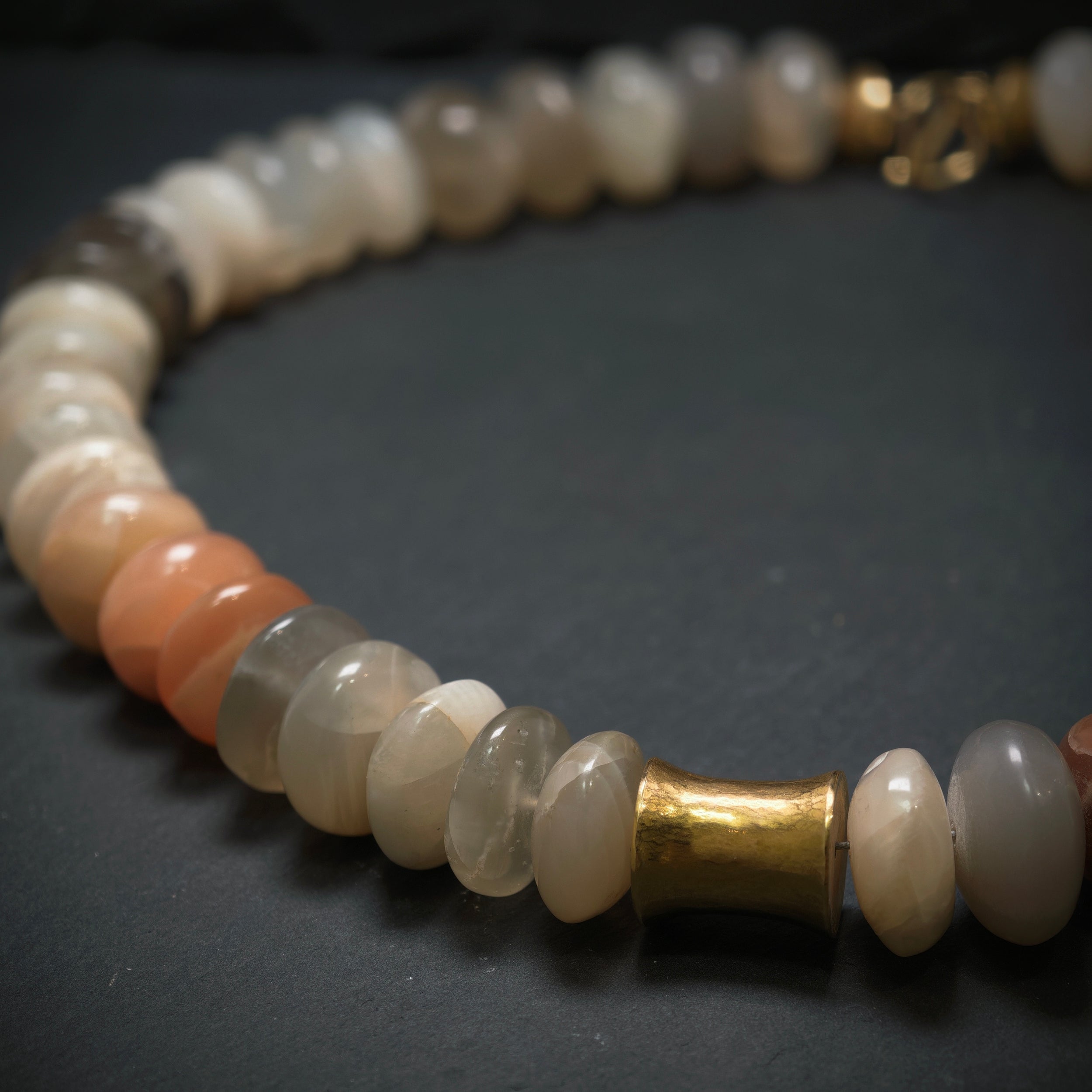 Kette 750/- Gelbgold mit 49 Mondsteinen