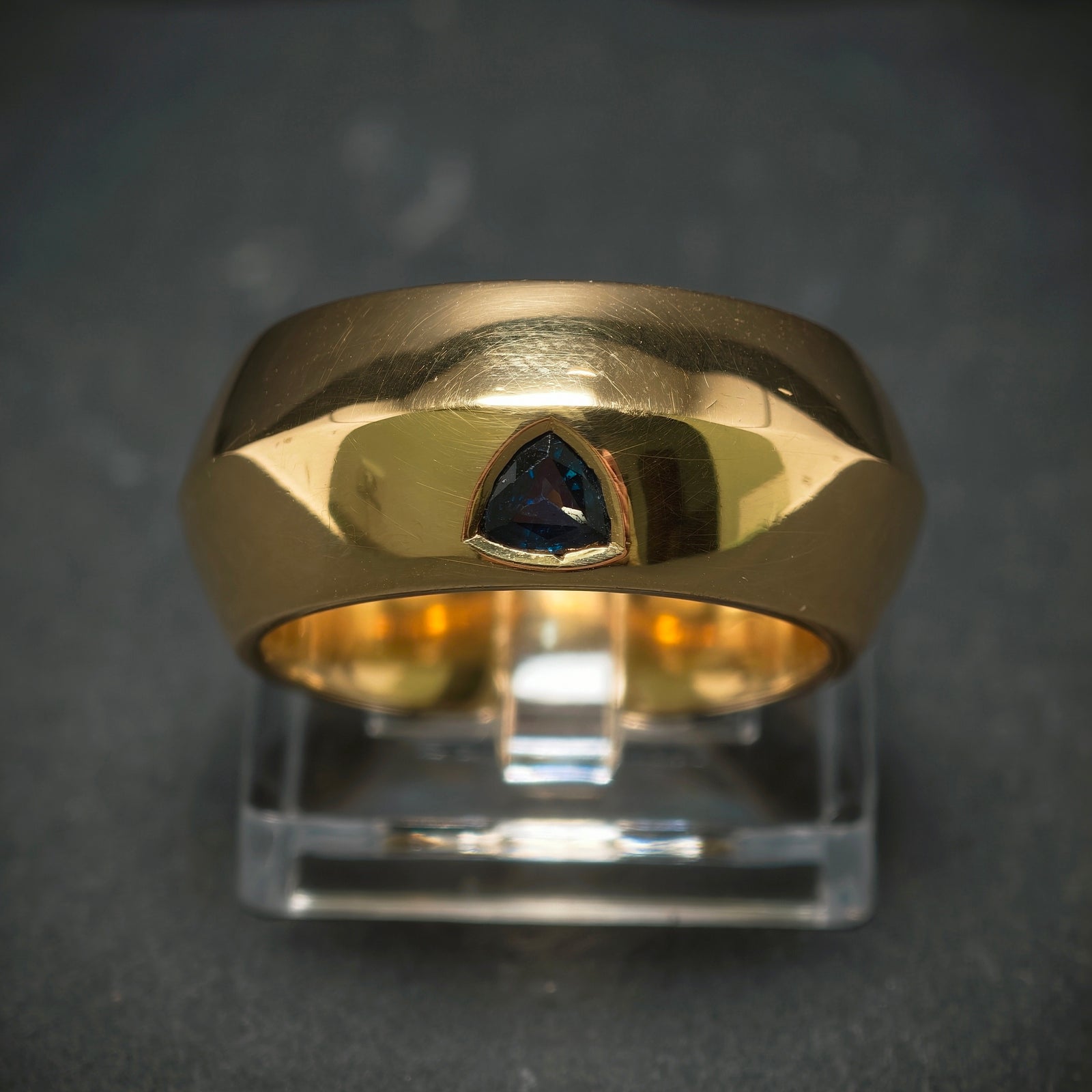 Ring 750/- Gelbgold mit 1 Saphir